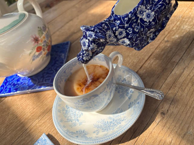 ・住宅街に突如現れるイギリス, ・大きな扉を開けるとそこはイギリス, ・実は気軽にお茶できる場所, ・器好きが震えるショップ