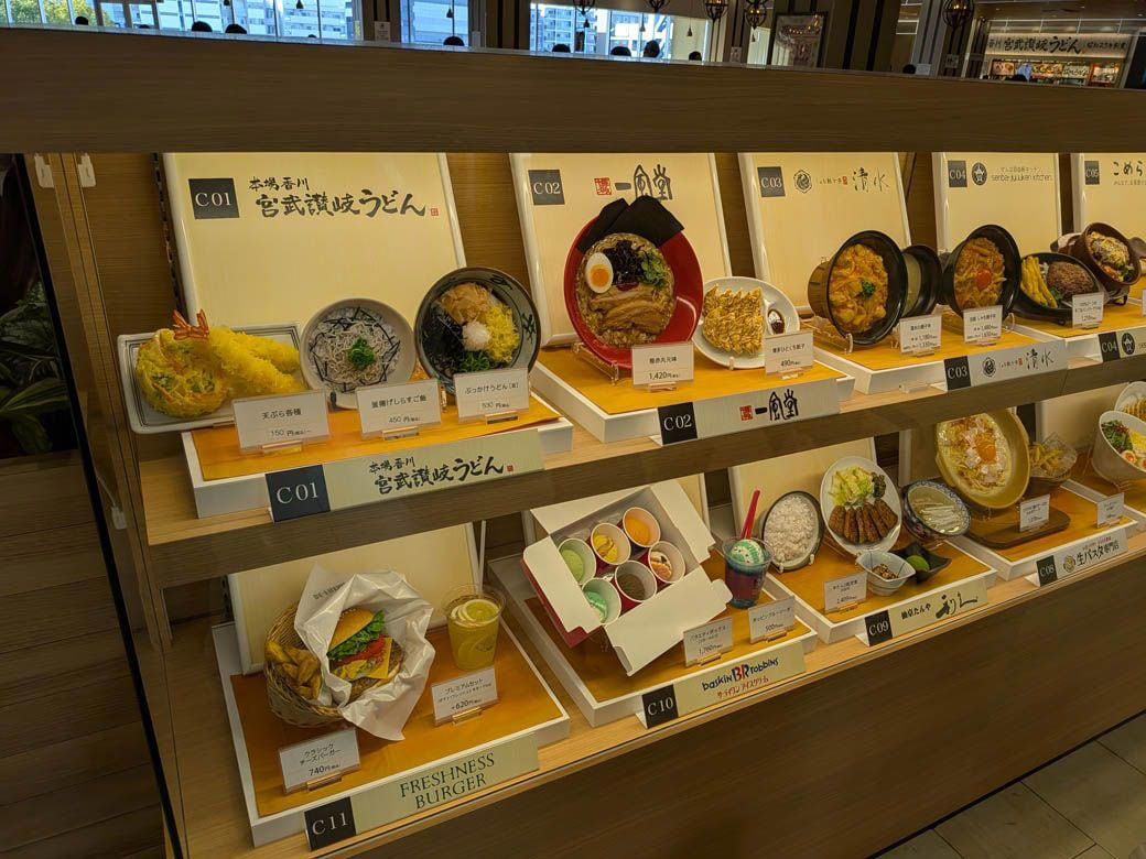 新都心にたたずむ「コクーンシティ」, 個性的な店舗が集まるFOOD BAZAAR, 地域を代表する、堂々たるフードコート, 家族連れ以外の客にもうれしい心遣い, この日選んだメニューは…, ハンバーグに加え、注目の鶏白湯ラーメンを注文, アツアツのハンバーグとラーメンが到着, 珠玉の1杯がフードコートで楽しめる