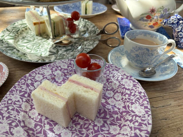・住宅街に突如現れるイギリス, ・大きな扉を開けるとそこはイギリス, ・実は気軽にお茶できる場所, ・器好きが震えるショップ