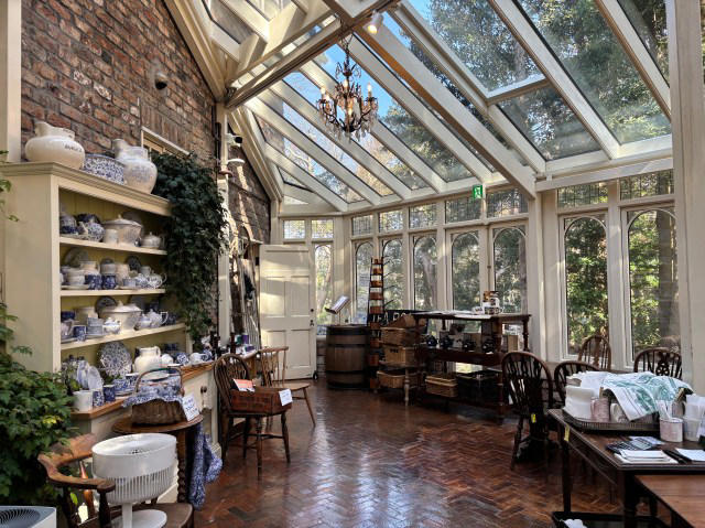 ・住宅街に突如現れるイギリス, ・大きな扉を開けるとそこはイギリス, ・実は気軽にお茶できる場所, ・器好きが震えるショップ
