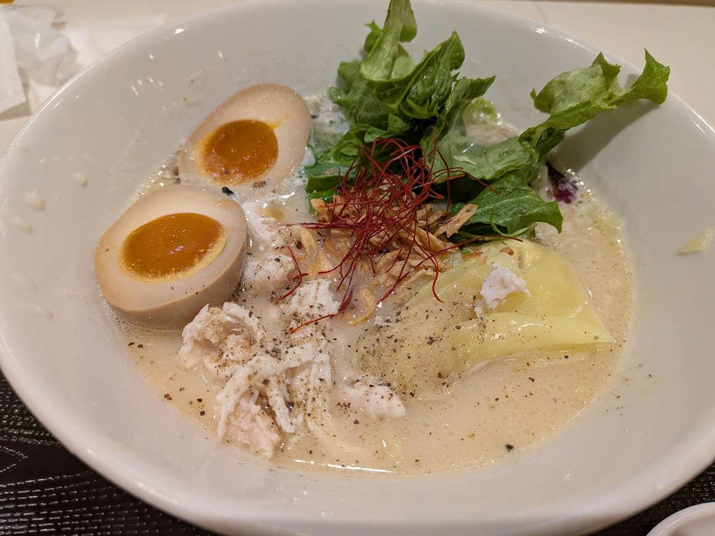 新都心にたたずむ「コクーンシティ」, 個性的な店舗が集まるFOOD BAZAAR, 地域を代表する、堂々たるフードコート, 家族連れ以外の客にもうれしい心遣い, この日選んだメニューは…, ハンバーグに加え、注目の鶏白湯ラーメンを注文, アツアツのハンバーグとラーメンが到着, 珠玉の1杯がフードコートで楽しめる