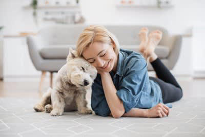 気づいて！犬が悲しんでいるときの仕草や行動, 悲しい表情を浮かべる, しっぽや耳を下げている, じっと伏せて動かない, 愛犬が悲しみを感じる理由と必要なケア, 寂しさを感じているとき, 飼い主さんに叱られたとき