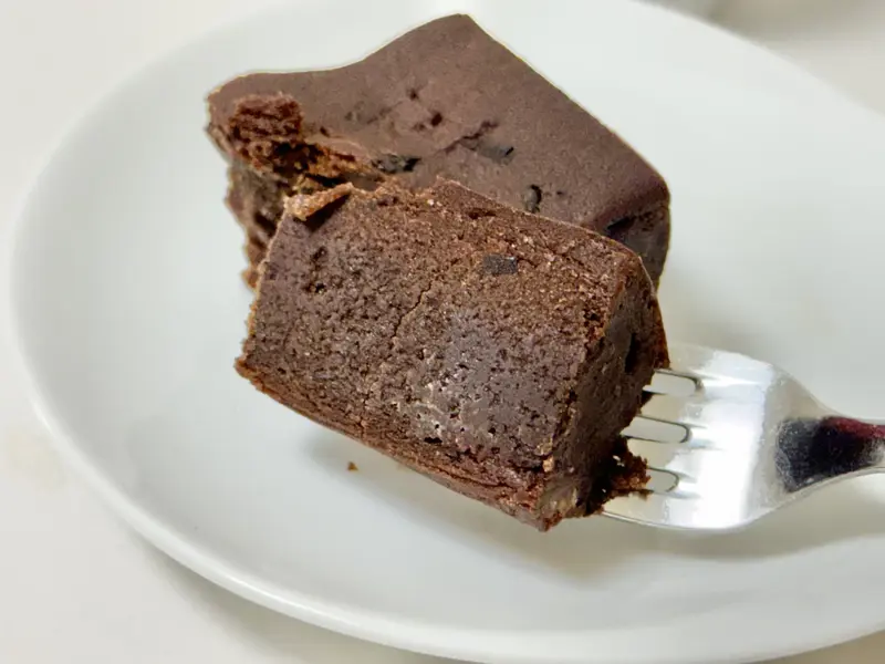 「一（HAJIME）ハーフ＆ハーフ」（1,998円), 世界が認めた、チョコレートの一棹, 創業70年以上 衣笠に根づく和菓子司「いづみや」, 伝統と革新をつなぐ、工場長という存在, 師匠の一言が、すべてを変えた, 和菓子の扉をひらく、チョコレートという選択