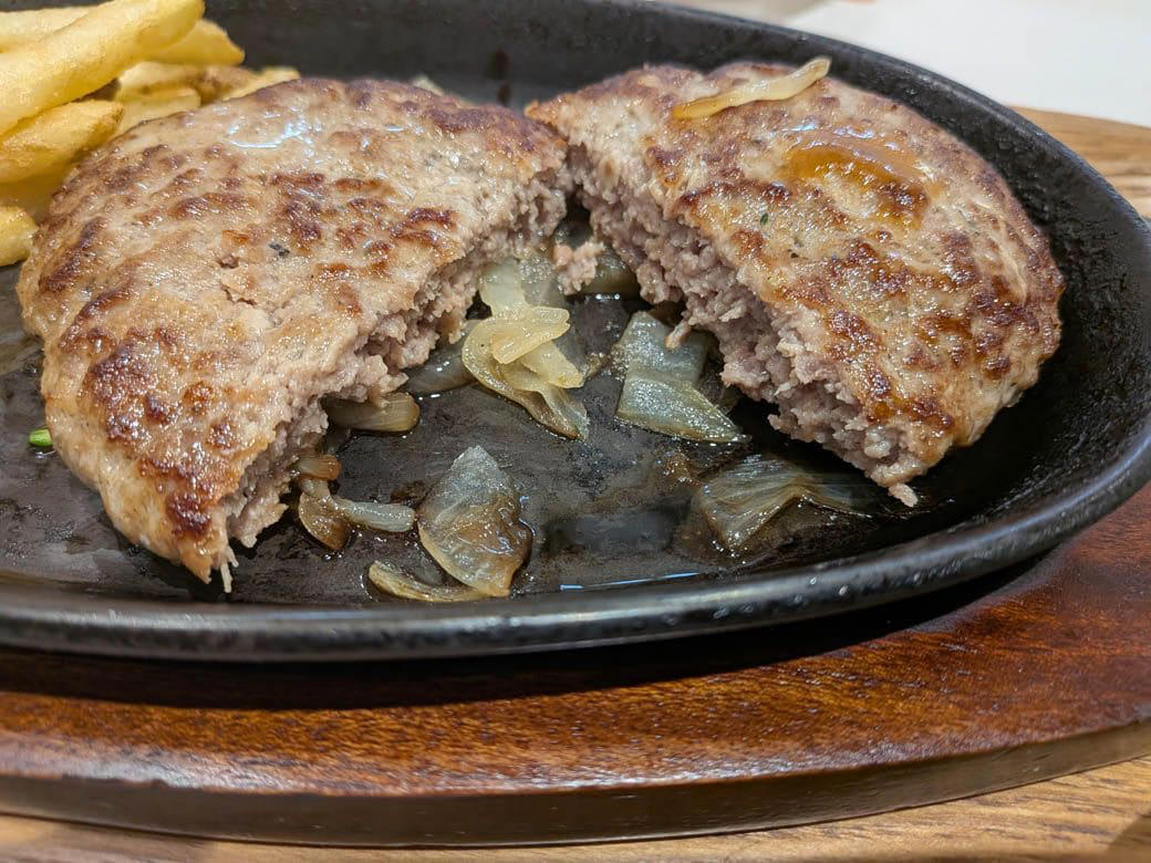 新都心にたたずむ「コクーンシティ」, 個性的な店舗が集まるFOOD BAZAAR, 地域を代表する、堂々たるフードコート, 家族連れ以外の客にもうれしい心遣い, この日選んだメニューは…, ハンバーグに加え、注目の鶏白湯ラーメンを注文, アツアツのハンバーグとラーメンが到着, 珠玉の1杯がフードコートで楽しめる