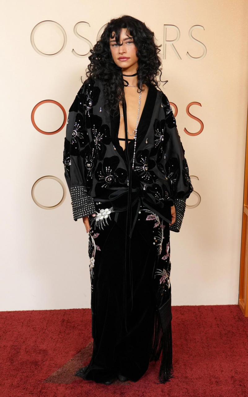Odessa A’zion Oscars 2026, Jane Fonda, Sarah Pidgeon in Calvin Klein, Olivia Rodrigo in Saint Laurent, Naomi Watts in Balenciaga, Monica Lewinsky in Oscar de la Renta, Kim Kardashian in Gucci, Wendi Deng Murdoch and Grace Murdoch, Minnie Driver, Nicole Kidman, Marisa Abela in Revolve, Zoe Saldana in Saint Laurent, Helen Hunt in Stella McCartney, Hailey Bieber in Giorgio Armani, Kaia Gerber in Givenchy, Colman Domingo in Jacquemus, Philippine Leroy-Beaulieu, Sir Mick Jagger and Melanie Hamrick, Jeff Goldblum and Emilie Livingston in ERL Artisanal, Cara Delevingne in Thom Browne, Karlie Kloss in Gucci, Anjelica Huston, Sarah Paulson and Holland Taylor, Leslie Mann, Meg Ryan, Lauren Sanchez Bezos and Jeff Bezos, Tracee Ellis Ross in Marine Serre, Dree Hemingway in Conner Ives, Isla Fisher in Yara Shoemaker, Jessica Alba in Tamara Ralph, Kris Jenner in vintage Valentino, Rachel Sennott in Balenciaga, Dua Lipa and Callum Turner, Kristen Wiig in Monse, Elle and Dakota Fanning, Simone Ashley, Laura Harrier in Gucci, Kendall Jenner in Chanel, Grace Gummer, Mamie Gummer, Louisa Jacobson in Khaite, Suki Waterhouse and Robert Pattinson, Rita Ora in Tamara Ralph, Jessie Buckley in Chanel, Nicole Kidman in Chanel, Rose Byrne in Dior, Teyana Taylor in Chanel, Renate Reinsve in Louis Vuitton, Timothée Chalamet in Givenchy, Kylie Jenner in Schiaparelli, Demi Moore in Gucci, Gwyneth Paltrow in Armani Privé, Michael B. Jordan in Louis Vuitton, Zendaya and Robert Pattinson, Emma Stone in Louis Vuitton, Kate Hudson and Goldie Hawn, Chase Infiniti in Louis Vuitton, Felicity Jones in Prada, Anne Hathaway in Valentino, Odessa A’zion in Valentino, Wunmi Mosaku in Louis Vuitton, Elle Fanning in Givenchy, Kirsten Dunst and Jesse Plemons, Amy Madigan in Dior, Zoe Saldaña in Saint Laurent, Mia Goth in Dior, Paul Mescal and Gracie Abrams, Inga Ibsdotter Lilleaas in Loewe, Mikey Madison in Dior, Rachel McAdams in Alberta Ferretti, Mckenna Grace, Pedro Pascal in Chanel, Barbie Ferreira in GapStudio, Adrien Brody in Gucci, Jacob Elordi in Bottega Veneta, Charithra Chandran in Miss Sohee, EJAE in Dior, Audrey Nuna in Thom Browne, Rei Ami in Rahul Mishra, Huma Abedin and Anna Wintour, Leonardo DiCaprio in Dior, Kate Hawley, Damson Idris in Prada, Sigourney Weaver in Valentino, Alana Haim in Louis Vuitton, Heidi Klum, Hudson Williams in Balenciaga, Alicia Silverstone, Channing Tatum in Versace, Kathy Bates, Chloe Zhao, Joel Edgerton, Misty Copeland in David Koma, Maya Rudolph in Chanel, Ava DuVernay in Louis Vuitton, Anna Wintour, Benicio Del Toro in Giorgio Armani, Usher in Giuliva Heritage, Melissa McCarthy, Jack O’Connell in Dunhill, Lola Kirke in Simone Rocha, Fran Drescher in Ami, Jason Bateman in Dunhill, Ariana Greenblatt in John Galliano, Stellan Skarsgård, Kristen Wiig in Elie Saab, Jacobi Jupe, Kieran Culkin in Paul Smith, Nick Jonas and Priyanka Chopra Jonas, Wagner Moura in Zegna, Conan O’Brien, Vicky Krieps in Bottega Veneta, Ethan Hawke, Shaboozey in Campillo, Spike Lee, Joe Alwyn in Valentino, Kevin O’Leary, Ryan Destiny in Ami, Javier Bardem, Mark Strong in Giorgio Armani, Felix Kammerer in Saint Laurent, Ginnifer Goodwin in Monse, Susie and Nick Cave, Amelia Dimoldenberg in Ralph Lauren, Manu Rios in Saint Laurent