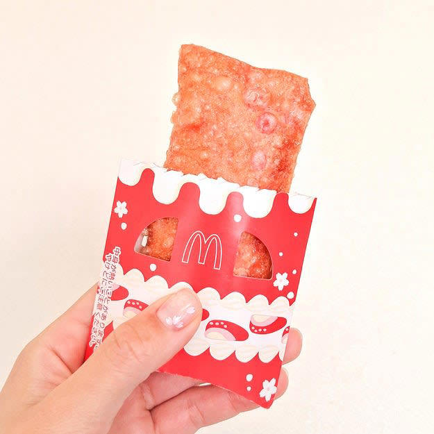 マクドナルドでは、期間限定の「いちごスイーツ」を販売しています。, 公式SNSで、大注目されていたパイです。, 中身は、まさにショートケーキらしい組み合わせ。, それぞれの味のバランスが絶妙です！, ザクッふわっとした食感が新鮮。, 小腹が減ったときの、おやつにぴったりです。, いちごを使ったスイーツなら、シャトレーゼの「ホイップクリーム苺プリン」もおすすめ！, 3つの層を一緒に食べることで、酸味と甘みが絶妙にマッチします！