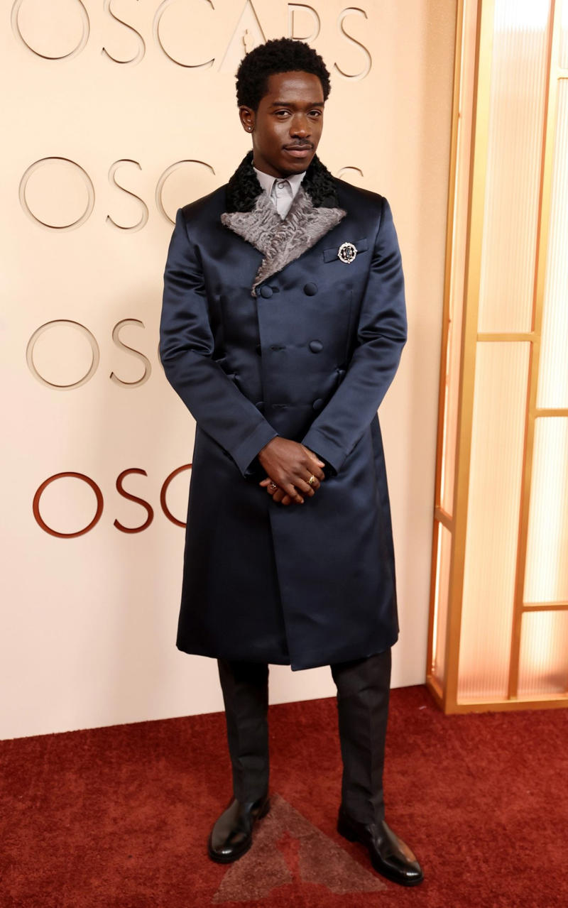 Damson Idris Oscars 2026, Jane Fonda, Sarah Pidgeon in Calvin Klein, Olivia Rodrigo in Saint Laurent, Naomi Watts in Balenciaga, Monica Lewinsky in Oscar de la Renta, Kim Kardashian in Gucci, Wendi Deng Murdoch and Grace Murdoch, Minnie Driver, Nicole Kidman, Marisa Abela in Revolve, Zoe Saldana in Saint Laurent, Helen Hunt in Stella McCartney, Hailey Bieber in Giorgio Armani, Kaia Gerber in Givenchy, Colman Domingo in Jacquemus, Philippine Leroy-Beaulieu, Sir Mick Jagger and Melanie Hamrick, Jeff Goldblum and Emilie Livingston in ERL Artisanal, Cara Delevingne in Thom Browne, Karlie Kloss in Gucci, Anjelica Huston, Sarah Paulson and Holland Taylor, Leslie Mann, Meg Ryan, Lauren Sanchez Bezos and Jeff Bezos, Tracee Ellis Ross in Marine Serre, Dree Hemingway in Conner Ives, Isla Fisher in Yara Shoemaker, Jessica Alba in Tamara Ralph, Kris Jenner in vintage Valentino, Rachel Sennott in Balenciaga, Dua Lipa and Callum Turner, Kristen Wiig in Monse, Elle and Dakota Fanning, Simone Ashley, Laura Harrier in Gucci, Kendall Jenner in Chanel, Grace Gummer, Mamie Gummer, Louisa Jacobson in Khaite, Suki Waterhouse and Robert Pattinson, Rita Ora in Tamara Ralph, Jessie Buckley in Chanel, Nicole Kidman in Chanel, Rose Byrne in Dior, Teyana Taylor in Chanel, Renate Reinsve in Louis Vuitton, Timothée Chalamet in Givenchy, Kylie Jenner in Schiaparelli, Demi Moore in Gucci, Gwyneth Paltrow in Armani Privé, Michael B. Jordan in Louis Vuitton, Zendaya and Robert Pattinson, Emma Stone in Louis Vuitton, Kate Hudson and Goldie Hawn, Chase Infiniti in Louis Vuitton, Felicity Jones in Prada, Anne Hathaway in Valentino, Odessa A’zion in Valentino, Wunmi Mosaku in Louis Vuitton, Elle Fanning in Givenchy, Kirsten Dunst and Jesse Plemons, Amy Madigan in Dior, Zoe Saldaña in Saint Laurent, Mia Goth in Dior, Paul Mescal and Gracie Abrams, Inga Ibsdotter Lilleaas in Loewe, Mikey Madison in Dior, Rachel McAdams in Alberta Ferretti, Mckenna Grace, Pedro Pascal in Chanel, Barbie Ferreira in GapStudio, Adrien Brody in Gucci, Jacob Elordi in Bottega Veneta, Charithra Chandran in Miss Sohee, EJAE in Dior, Audrey Nuna in Thom Browne, Rei Ami in Rahul Mishra, Huma Abedin and Anna Wintour, Leonardo DiCaprio in Dior, Kate Hawley, Damson Idris in Prada, Sigourney Weaver in Valentino, Alana Haim in Louis Vuitton, Heidi Klum, Hudson Williams in Balenciaga, Alicia Silverstone, Channing Tatum in Versace, Kathy Bates, Chloe Zhao, Joel Edgerton, Misty Copeland in David Koma, Maya Rudolph in Chanel, Ava DuVernay in Louis Vuitton, Anna Wintour, Benicio Del Toro in Giorgio Armani, Usher in Giuliva Heritage, Melissa McCarthy, Jack O’Connell in Dunhill, Lola Kirke in Simone Rocha, Fran Drescher in Ami, Jason Bateman in Dunhill, Ariana Greenblatt in John Galliano, Stellan Skarsgård, Kristen Wiig in Elie Saab, Jacobi Jupe, Kieran Culkin in Paul Smith, Nick Jonas and Priyanka Chopra Jonas, Wagner Moura in Zegna, Conan O’Brien, Vicky Krieps in Bottega Veneta, Ethan Hawke, Shaboozey in Campillo, Spike Lee, Joe Alwyn in Valentino, Kevin O’Leary, Ryan Destiny in Ami, Javier Bardem, Mark Strong in Giorgio Armani, Felix Kammerer in Saint Laurent, Ginnifer Goodwin in Monse, Susie and Nick Cave, Amelia Dimoldenberg in Ralph Lauren, Manu Rios in Saint Laurent