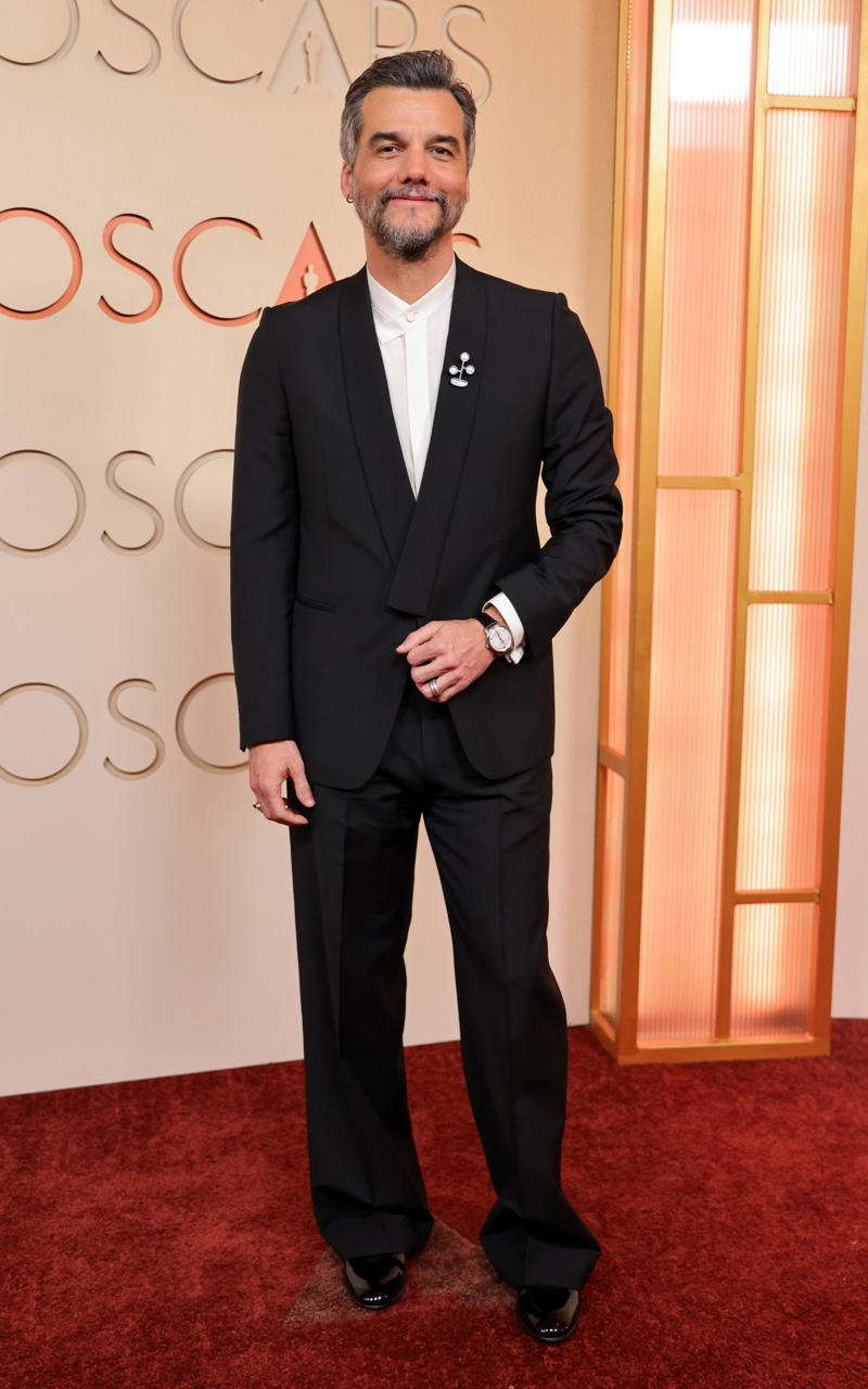Wagner Moura Oscars 2026, Jane Fonda, Sarah Pidgeon in Calvin Klein, Olivia Rodrigo in Saint Laurent, Naomi Watts in Balenciaga, Monica Lewinsky in Oscar de la Renta, Kim Kardashian in Gucci, Wendi Deng Murdoch and Grace Murdoch, Minnie Driver, Nicole Kidman, Marisa Abela in Revolve, Zoe Saldana in Saint Laurent, Helen Hunt in Stella McCartney, Hailey Bieber in Giorgio Armani, Kaia Gerber in Givenchy, Colman Domingo in Jacquemus, Philippine Leroy-Beaulieu, Sir Mick Jagger and Melanie Hamrick, Jeff Goldblum and Emilie Livingston in ERL Artisanal, Cara Delevingne in Thom Browne, Karlie Kloss in Gucci, Anjelica Huston, Sarah Paulson and Holland Taylor, Leslie Mann, Meg Ryan, Lauren Sanchez Bezos and Jeff Bezos, Tracee Ellis Ross in Marine Serre, Dree Hemingway in Conner Ives, Isla Fisher in Yara Shoemaker, Jessica Alba in Tamara Ralph, Kris Jenner in vintage Valentino, Rachel Sennott in Balenciaga, Dua Lipa and Callum Turner, Kristen Wiig in Monse, Elle and Dakota Fanning, Simone Ashley, Laura Harrier in Gucci, Kendall Jenner in Chanel, Grace Gummer, Mamie Gummer, Louisa Jacobson in Khaite, Suki Waterhouse and Robert Pattinson, Rita Ora in Tamara Ralph, Jessie Buckley in Chanel, Nicole Kidman in Chanel, Rose Byrne in Dior, Teyana Taylor in Chanel, Renate Reinsve in Louis Vuitton, Timothée Chalamet in Givenchy, Kylie Jenner in Schiaparelli, Demi Moore in Gucci, Gwyneth Paltrow in Armani Privé, Michael B. Jordan in Louis Vuitton, Zendaya and Robert Pattinson, Emma Stone in Louis Vuitton, Kate Hudson and Goldie Hawn, Chase Infiniti in Louis Vuitton, Felicity Jones in Prada, Anne Hathaway in Valentino, Odessa A’zion in Valentino, Wunmi Mosaku in Louis Vuitton, Elle Fanning in Givenchy, Kirsten Dunst and Jesse Plemons, Amy Madigan in Dior, Zoe Saldaña in Saint Laurent, Mia Goth in Dior, Paul Mescal and Gracie Abrams, Inga Ibsdotter Lilleaas in Loewe, Mikey Madison in Dior, Rachel McAdams in Alberta Ferretti, Mckenna Grace, Pedro Pascal in Chanel, Barbie Ferreira in GapStudio, Adrien Brody in Gucci, Jacob Elordi in Bottega Veneta, Charithra Chandran in Miss Sohee, EJAE in Dior, Audrey Nuna in Thom Browne, Rei Ami in Rahul Mishra, Huma Abedin and Anna Wintour, Leonardo DiCaprio in Dior, Kate Hawley, Damson Idris in Prada, Sigourney Weaver in Valentino, Alana Haim in Louis Vuitton, Heidi Klum, Hudson Williams in Balenciaga, Alicia Silverstone, Channing Tatum in Versace, Kathy Bates, Chloe Zhao, Joel Edgerton, Misty Copeland in David Koma, Maya Rudolph in Chanel, Ava DuVernay in Louis Vuitton, Anna Wintour, Benicio Del Toro in Giorgio Armani, Usher in Giuliva Heritage, Melissa McCarthy, Jack O’Connell in Dunhill, Lola Kirke in Simone Rocha, Fran Drescher in Ami, Jason Bateman in Dunhill, Ariana Greenblatt in John Galliano, Stellan Skarsgård, Kristen Wiig in Elie Saab, Jacobi Jupe, Kieran Culkin in Paul Smith, Nick Jonas and Priyanka Chopra Jonas, Wagner Moura in Zegna, Conan O’Brien, Vicky Krieps in Bottega Veneta, Ethan Hawke, Shaboozey in Campillo, Spike Lee, Joe Alwyn in Valentino, Kevin O’Leary, Ryan Destiny in Ami, Javier Bardem, Mark Strong in Giorgio Armani, Felix Kammerer in Saint Laurent, Ginnifer Goodwin in Monse, Susie and Nick Cave, Amelia Dimoldenberg in Ralph Lauren, Manu Rios in Saint Laurent