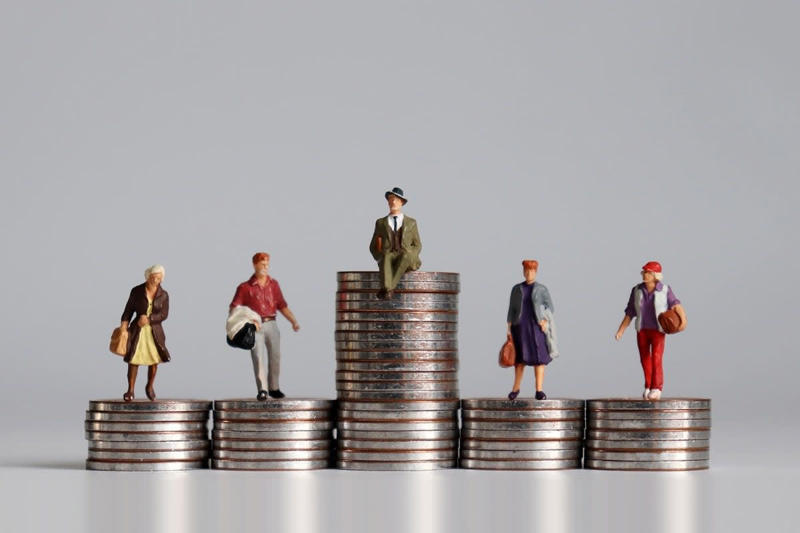 公的年金の仕組みをおさらい, 【厚生年金】年齢別の平均受給月額一覧, 60歳代（60〜69歳）の厚生年金・平均月額, 70歳代（70〜79歳）の厚生年金・平均月額, 80歳代（80〜89歳）の厚生年金・平均月額, 90歳以上の厚生年金・平均月額, 【国民年金】年齢別の平均受給月額一覧, 60歳代（60〜69歳）の国民年金・平均月額, 70歳代（70〜79歳）の国民年金・平均月額, 80歳代（80〜89歳）の国民年金・平均月額, 90歳以上の国民年金・平均月額, 年金受給額は個人差が大きい！【厚生年金・国民年金】受給額ごとの人数分布をチェック, 【厚生年金】受給額ごとの人数分布, 【国民年金】受給額ごとの人数分布, 【65歳以上無職世帯の家計収支】夫婦世帯・単身世帯の生活費はいくら？, 65歳以上無職「夫婦世帯」の家計収支, 65歳以上無職「単身世帯」の家計収支, 年金以外に収入を得ているシニアは半数以上