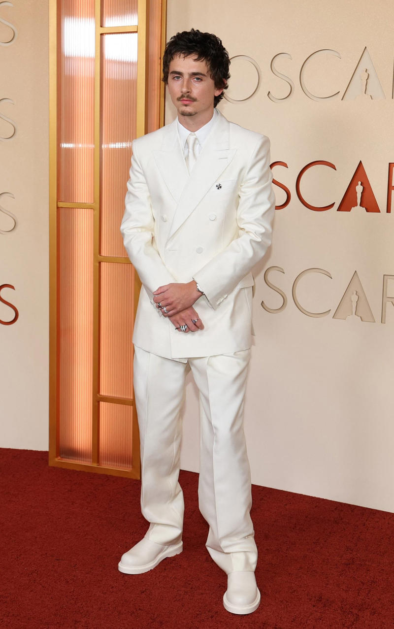 Timothée Chalamet Oscars 2026, Jane Fonda, Sarah Pidgeon in Calvin Klein, Olivia Rodrigo in Saint Laurent, Naomi Watts in Balenciaga, Monica Lewinsky in Oscar de la Renta, Kim Kardashian in Gucci, Wendi Deng Murdoch and Grace Murdoch, Minnie Driver, Nicole Kidman, Marisa Abela in Revolve, Zoe Saldana in Saint Laurent, Helen Hunt in Stella McCartney, Hailey Bieber in Giorgio Armani, Kaia Gerber in Givenchy, Colman Domingo in Jacquemus, Philippine Leroy-Beaulieu, Sir Mick Jagger and Melanie Hamrick, Jeff Goldblum and Emilie Livingston in ERL Artisanal, Cara Delevingne in Thom Browne, Karlie Kloss in Gucci, Anjelica Huston, Sarah Paulson and Holland Taylor, Leslie Mann, Meg Ryan, Lauren Sanchez Bezos and Jeff Bezos, Tracee Ellis Ross in Marine Serre, Dree Hemingway in Conner Ives, Isla Fisher in Yara Shoemaker, Jessica Alba in Tamara Ralph, Kris Jenner in vintage Valentino, Rachel Sennott in Balenciaga, Dua Lipa and Callum Turner, Kristen Wiig in Monse, Elle and Dakota Fanning, Simone Ashley, Laura Harrier in Gucci, Kendall Jenner in Chanel, Grace Gummer, Mamie Gummer, Louisa Jacobson in Khaite, Suki Waterhouse and Robert Pattinson, Rita Ora in Tamara Ralph, Jessie Buckley in Chanel, Nicole Kidman in Chanel, Rose Byrne in Dior, Teyana Taylor in Chanel, Renate Reinsve in Louis Vuitton, Timothée Chalamet in Givenchy, Kylie Jenner in Schiaparelli, Demi Moore in Gucci, Gwyneth Paltrow in Armani Privé, Michael B. Jordan in Louis Vuitton, Zendaya and Robert Pattinson, Emma Stone in Louis Vuitton, Kate Hudson and Goldie Hawn, Chase Infiniti in Louis Vuitton, Felicity Jones in Prada, Anne Hathaway in Valentino, Odessa A’zion in Valentino, Wunmi Mosaku in Louis Vuitton, Elle Fanning in Givenchy, Kirsten Dunst and Jesse Plemons, Amy Madigan in Dior, Zoe Saldaña in Saint Laurent, Mia Goth in Dior, Paul Mescal and Gracie Abrams, Inga Ibsdotter Lilleaas in Loewe, Mikey Madison in Dior, Rachel McAdams in Alberta Ferretti, Mckenna Grace, Pedro Pascal in Chanel, Barbie Ferreira in GapStudio, Adrien Brody in Gucci, Jacob Elordi in Bottega Veneta, Charithra Chandran in Miss Sohee, EJAE in Dior, Audrey Nuna in Thom Browne, Rei Ami in Rahul Mishra, Huma Abedin and Anna Wintour, Leonardo DiCaprio in Dior, Kate Hawley, Damson Idris in Prada, Sigourney Weaver in Valentino, Alana Haim in Louis Vuitton, Heidi Klum, Hudson Williams in Balenciaga, Alicia Silverstone, Channing Tatum in Versace, Kathy Bates, Chloe Zhao, Joel Edgerton, Misty Copeland in David Koma, Maya Rudolph in Chanel, Ava DuVernay in Louis Vuitton, Anna Wintour, Benicio Del Toro in Giorgio Armani, Usher in Giuliva Heritage, Melissa McCarthy, Jack O’Connell in Dunhill, Lola Kirke in Simone Rocha, Fran Drescher in Ami, Jason Bateman in Dunhill, Ariana Greenblatt in John Galliano, Stellan Skarsgård, Kristen Wiig in Elie Saab, Jacobi Jupe, Kieran Culkin in Paul Smith, Nick Jonas and Priyanka Chopra Jonas, Wagner Moura in Zegna, Conan O’Brien, Vicky Krieps in Bottega Veneta, Ethan Hawke, Shaboozey in Campillo, Spike Lee, Joe Alwyn in Valentino, Kevin O’Leary, Ryan Destiny in Ami, Javier Bardem, Mark Strong in Giorgio Armani, Felix Kammerer in Saint Laurent, Ginnifer Goodwin in Monse, Susie and Nick Cave, Amelia Dimoldenberg in Ralph Lauren, Manu Rios in Saint Laurent