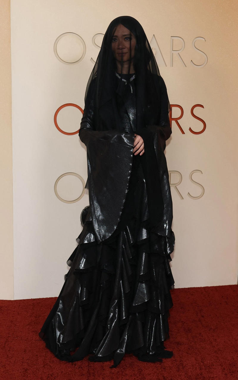 Chloe Zhao Oscars 2026, Jane Fonda, Sarah Pidgeon in Calvin Klein, Olivia Rodrigo in Saint Laurent, Naomi Watts in Balenciaga, Monica Lewinsky in Oscar de la Renta, Kim Kardashian in Gucci, Wendi Deng Murdoch and Grace Murdoch, Minnie Driver, Nicole Kidman, Marisa Abela in Revolve, Zoe Saldana in Saint Laurent, Helen Hunt in Stella McCartney, Hailey Bieber in Giorgio Armani, Kaia Gerber in Givenchy, Colman Domingo in Jacquemus, Philippine Leroy-Beaulieu, Sir Mick Jagger and Melanie Hamrick, Jeff Goldblum and Emilie Livingston in ERL Artisanal, Cara Delevingne in Thom Browne, Karlie Kloss in Gucci, Anjelica Huston, Sarah Paulson and Holland Taylor, Leslie Mann, Meg Ryan, Lauren Sanchez Bezos and Jeff Bezos, Tracee Ellis Ross in Marine Serre, Dree Hemingway in Conner Ives, Isla Fisher in Yara Shoemaker, Jessica Alba in Tamara Ralph, Kris Jenner in vintage Valentino, Rachel Sennott in Balenciaga, Dua Lipa and Callum Turner, Kristen Wiig in Monse, Elle and Dakota Fanning, Simone Ashley, Laura Harrier in Gucci, Kendall Jenner in Chanel, Grace Gummer, Mamie Gummer, Louisa Jacobson in Khaite, Suki Waterhouse and Robert Pattinson, Rita Ora in Tamara Ralph, Jessie Buckley in Chanel, Nicole Kidman in Chanel, Rose Byrne in Dior, Teyana Taylor in Chanel, Renate Reinsve in Louis Vuitton, Timothée Chalamet in Givenchy, Kylie Jenner in Schiaparelli, Demi Moore in Gucci, Gwyneth Paltrow in Armani Privé, Michael B. Jordan in Louis Vuitton, Zendaya and Robert Pattinson, Emma Stone in Louis Vuitton, Kate Hudson and Goldie Hawn, Chase Infiniti in Louis Vuitton, Felicity Jones in Prada, Anne Hathaway in Valentino, Odessa A’zion in Valentino, Wunmi Mosaku in Louis Vuitton, Elle Fanning in Givenchy, Kirsten Dunst and Jesse Plemons, Amy Madigan in Dior, Zoe Saldaña in Saint Laurent, Mia Goth in Dior, Paul Mescal and Gracie Abrams, Inga Ibsdotter Lilleaas in Loewe, Mikey Madison in Dior, Rachel McAdams in Alberta Ferretti, Mckenna Grace, Pedro Pascal in Chanel, Barbie Ferreira in GapStudio, Adrien Brody in Gucci, Jacob Elordi in Bottega Veneta, Charithra Chandran in Miss Sohee, EJAE in Dior, Audrey Nuna in Thom Browne, Rei Ami in Rahul Mishra, Huma Abedin and Anna Wintour, Leonardo DiCaprio in Dior, Kate Hawley, Damson Idris in Prada, Sigourney Weaver in Valentino, Alana Haim in Louis Vuitton, Heidi Klum, Hudson Williams in Balenciaga, Alicia Silverstone, Channing Tatum in Versace, Kathy Bates, Chloe Zhao, Joel Edgerton, Misty Copeland in David Koma, Maya Rudolph in Chanel, Ava DuVernay in Louis Vuitton, Anna Wintour, Benicio Del Toro in Giorgio Armani, Usher in Giuliva Heritage, Melissa McCarthy, Jack O’Connell in Dunhill, Lola Kirke in Simone Rocha, Fran Drescher in Ami, Jason Bateman in Dunhill, Ariana Greenblatt in John Galliano, Stellan Skarsgård, Kristen Wiig in Elie Saab, Jacobi Jupe, Kieran Culkin in Paul Smith, Nick Jonas and Priyanka Chopra Jonas, Wagner Moura in Zegna, Conan O’Brien, Vicky Krieps in Bottega Veneta, Ethan Hawke, Shaboozey in Campillo, Spike Lee, Joe Alwyn in Valentino, Kevin O’Leary, Ryan Destiny in Ami, Javier Bardem, Mark Strong in Giorgio Armani, Felix Kammerer in Saint Laurent, Ginnifer Goodwin in Monse, Susie and Nick Cave, Amelia Dimoldenberg in Ralph Lauren, Manu Rios in Saint Laurent