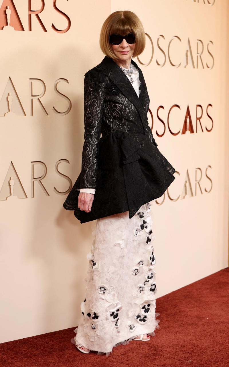 Anna Wintour Oscars 2026, Jane Fonda, Sarah Pidgeon in Calvin Klein, Olivia Rodrigo in Saint Laurent, Naomi Watts in Balenciaga, Monica Lewinsky in Oscar de la Renta, Kim Kardashian in Gucci, Wendi Deng Murdoch and Grace Murdoch, Minnie Driver, Nicole Kidman, Marisa Abela in Revolve, Zoe Saldana in Saint Laurent, Helen Hunt in Stella McCartney, Hailey Bieber in Giorgio Armani, Kaia Gerber in Givenchy, Colman Domingo in Jacquemus, Philippine Leroy-Beaulieu, Sir Mick Jagger and Melanie Hamrick, Jeff Goldblum and Emilie Livingston in ERL Artisanal, Cara Delevingne in Thom Browne, Karlie Kloss in Gucci, Anjelica Huston, Sarah Paulson and Holland Taylor, Leslie Mann, Meg Ryan, Lauren Sanchez Bezos and Jeff Bezos, Tracee Ellis Ross in Marine Serre, Dree Hemingway in Conner Ives, Isla Fisher in Yara Shoemaker, Jessica Alba in Tamara Ralph, Kris Jenner in vintage Valentino, Rachel Sennott in Balenciaga, Dua Lipa and Callum Turner, Kristen Wiig in Monse, Elle and Dakota Fanning, Simone Ashley, Laura Harrier in Gucci, Kendall Jenner in Chanel, Grace Gummer, Mamie Gummer, Louisa Jacobson in Khaite, Suki Waterhouse and Robert Pattinson, Rita Ora in Tamara Ralph, Jessie Buckley in Chanel, Nicole Kidman in Chanel, Rose Byrne in Dior, Teyana Taylor in Chanel, Renate Reinsve in Louis Vuitton, Timothée Chalamet in Givenchy, Kylie Jenner in Schiaparelli, Demi Moore in Gucci, Gwyneth Paltrow in Armani Privé, Michael B. Jordan in Louis Vuitton, Zendaya and Robert Pattinson, Emma Stone in Louis Vuitton, Kate Hudson and Goldie Hawn, Chase Infiniti in Louis Vuitton, Felicity Jones in Prada, Anne Hathaway in Valentino, Odessa A’zion in Valentino, Wunmi Mosaku in Louis Vuitton, Elle Fanning in Givenchy, Kirsten Dunst and Jesse Plemons, Amy Madigan in Dior, Zoe Saldaña in Saint Laurent, Mia Goth in Dior, Paul Mescal and Gracie Abrams, Inga Ibsdotter Lilleaas in Loewe, Mikey Madison in Dior, Rachel McAdams in Alberta Ferretti, Mckenna Grace, Pedro Pascal in Chanel, Barbie Ferreira in GapStudio, Adrien Brody in Gucci, Jacob Elordi in Bottega Veneta, Charithra Chandran in Miss Sohee, EJAE in Dior, Audrey Nuna in Thom Browne, Rei Ami in Rahul Mishra, Huma Abedin and Anna Wintour, Leonardo DiCaprio in Dior, Kate Hawley, Damson Idris in Prada, Sigourney Weaver in Valentino, Alana Haim in Louis Vuitton, Heidi Klum, Hudson Williams in Balenciaga, Alicia Silverstone, Channing Tatum in Versace, Kathy Bates, Chloe Zhao, Joel Edgerton, Misty Copeland in David Koma, Maya Rudolph in Chanel, Ava DuVernay in Louis Vuitton, Anna Wintour, Benicio Del Toro in Giorgio Armani, Usher in Giuliva Heritage, Melissa McCarthy, Jack O’Connell in Dunhill, Lola Kirke in Simone Rocha, Fran Drescher in Ami, Jason Bateman in Dunhill, Ariana Greenblatt in John Galliano, Stellan Skarsgård, Kristen Wiig in Elie Saab, Jacobi Jupe, Kieran Culkin in Paul Smith, Nick Jonas and Priyanka Chopra Jonas, Wagner Moura in Zegna, Conan O’Brien, Vicky Krieps in Bottega Veneta, Ethan Hawke, Shaboozey in Campillo, Spike Lee, Joe Alwyn in Valentino, Kevin O’Leary, Ryan Destiny in Ami, Javier Bardem, Mark Strong in Giorgio Armani, Felix Kammerer in Saint Laurent, Ginnifer Goodwin in Monse, Susie and Nick Cave, Amelia Dimoldenberg in Ralph Lauren, Manu Rios in Saint Laurent