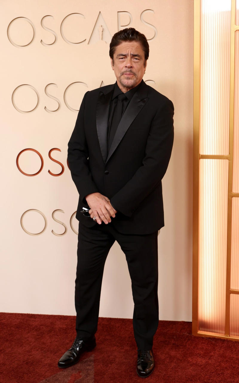 Benicio Del Toro Oscars 2026, Jane Fonda, Sarah Pidgeon in Calvin Klein, Olivia Rodrigo in Saint Laurent, Naomi Watts in Balenciaga, Monica Lewinsky in Oscar de la Renta, Kim Kardashian in Gucci, Wendi Deng Murdoch and Grace Murdoch, Minnie Driver, Nicole Kidman, Marisa Abela in Revolve, Zoe Saldana in Saint Laurent, Helen Hunt in Stella McCartney, Hailey Bieber in Giorgio Armani, Kaia Gerber in Givenchy, Colman Domingo in Jacquemus, Philippine Leroy-Beaulieu, Sir Mick Jagger and Melanie Hamrick, Jeff Goldblum and Emilie Livingston in ERL Artisanal, Cara Delevingne in Thom Browne, Karlie Kloss in Gucci, Anjelica Huston, Sarah Paulson and Holland Taylor, Leslie Mann, Meg Ryan, Lauren Sanchez Bezos and Jeff Bezos, Tracee Ellis Ross in Marine Serre, Dree Hemingway in Conner Ives, Isla Fisher in Yara Shoemaker, Jessica Alba in Tamara Ralph, Kris Jenner in vintage Valentino, Rachel Sennott in Balenciaga, Dua Lipa and Callum Turner, Kristen Wiig in Monse, Elle and Dakota Fanning, Simone Ashley, Laura Harrier in Gucci, Kendall Jenner in Chanel, Grace Gummer, Mamie Gummer, Louisa Jacobson in Khaite, Suki Waterhouse and Robert Pattinson, Rita Ora in Tamara Ralph, Jessie Buckley in Chanel, Nicole Kidman in Chanel, Rose Byrne in Dior, Teyana Taylor in Chanel, Renate Reinsve in Louis Vuitton, Timothée Chalamet in Givenchy, Kylie Jenner in Schiaparelli, Demi Moore in Gucci, Gwyneth Paltrow in Armani Privé, Michael B. Jordan in Louis Vuitton, Zendaya and Robert Pattinson, Emma Stone in Louis Vuitton, Kate Hudson and Goldie Hawn, Chase Infiniti in Louis Vuitton, Felicity Jones in Prada, Anne Hathaway in Valentino, Odessa A’zion in Valentino, Wunmi Mosaku in Louis Vuitton, Elle Fanning in Givenchy, Kirsten Dunst and Jesse Plemons, Amy Madigan in Dior, Zoe Saldaña in Saint Laurent, Mia Goth in Dior, Paul Mescal and Gracie Abrams, Inga Ibsdotter Lilleaas in Loewe, Mikey Madison in Dior, Rachel McAdams in Alberta Ferretti, Mckenna Grace, Pedro Pascal in Chanel, Barbie Ferreira in GapStudio, Adrien Brody in Gucci, Jacob Elordi in Bottega Veneta, Charithra Chandran in Miss Sohee, EJAE in Dior, Audrey Nuna in Thom Browne, Rei Ami in Rahul Mishra, Huma Abedin and Anna Wintour, Leonardo DiCaprio in Dior, Kate Hawley, Damson Idris in Prada, Sigourney Weaver in Valentino, Alana Haim in Louis Vuitton, Heidi Klum, Hudson Williams in Balenciaga, Alicia Silverstone, Channing Tatum in Versace, Kathy Bates, Chloe Zhao, Joel Edgerton, Misty Copeland in David Koma, Maya Rudolph in Chanel, Ava DuVernay in Louis Vuitton, Anna Wintour, Benicio Del Toro in Giorgio Armani, Usher in Giuliva Heritage, Melissa McCarthy, Jack O’Connell in Dunhill, Lola Kirke in Simone Rocha, Fran Drescher in Ami, Jason Bateman in Dunhill, Ariana Greenblatt in John Galliano, Stellan Skarsgård, Kristen Wiig in Elie Saab, Jacobi Jupe, Kieran Culkin in Paul Smith, Nick Jonas and Priyanka Chopra Jonas, Wagner Moura in Zegna, Conan O’Brien, Vicky Krieps in Bottega Veneta, Ethan Hawke, Shaboozey in Campillo, Spike Lee, Joe Alwyn in Valentino, Kevin O’Leary, Ryan Destiny in Ami, Javier Bardem, Mark Strong in Giorgio Armani, Felix Kammerer in Saint Laurent, Ginnifer Goodwin in Monse, Susie and Nick Cave, Amelia Dimoldenberg in Ralph Lauren, Manu Rios in Saint Laurent
