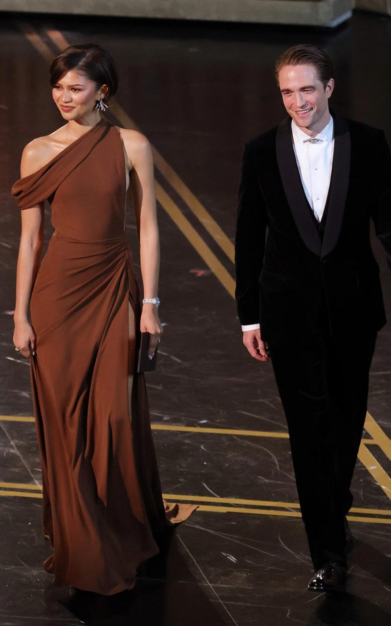 Zendaya and Robert Pattinson Oscars 2026, Jane Fonda, Sarah Pidgeon in Calvin Klein, Olivia Rodrigo in Saint Laurent, Naomi Watts in Balenciaga, Monica Lewinsky in Oscar de la Renta, Kim Kardashian in Gucci, Wendi Deng Murdoch and Grace Murdoch, Minnie Driver, Nicole Kidman, Marisa Abela in Revolve, Zoe Saldana in Saint Laurent, Helen Hunt in Stella McCartney, Hailey Bieber in Giorgio Armani, Kaia Gerber in Givenchy, Colman Domingo in Jacquemus, Philippine Leroy-Beaulieu, Sir Mick Jagger and Melanie Hamrick, Jeff Goldblum and Emilie Livingston in ERL Artisanal, Cara Delevingne in Thom Browne, Karlie Kloss in Gucci, Anjelica Huston, Sarah Paulson and Holland Taylor, Leslie Mann, Meg Ryan, Lauren Sanchez Bezos and Jeff Bezos, Tracee Ellis Ross in Marine Serre, Dree Hemingway in Conner Ives, Isla Fisher in Yara Shoemaker, Jessica Alba in Tamara Ralph, Kris Jenner in vintage Valentino, Rachel Sennott in Balenciaga, Dua Lipa and Callum Turner, Kristen Wiig in Monse, Elle and Dakota Fanning, Simone Ashley, Laura Harrier in Gucci, Kendall Jenner in Chanel, Grace Gummer, Mamie Gummer, Louisa Jacobson in Khaite, Suki Waterhouse and Robert Pattinson, Rita Ora in Tamara Ralph, Jessie Buckley in Chanel, Nicole Kidman in Chanel, Rose Byrne in Dior, Teyana Taylor in Chanel, Renate Reinsve in Louis Vuitton, Timothée Chalamet in Givenchy, Kylie Jenner in Schiaparelli, Demi Moore in Gucci, Gwyneth Paltrow in Armani Privé, Michael B. Jordan in Louis Vuitton, Zendaya and Robert Pattinson, Emma Stone in Louis Vuitton, Kate Hudson and Goldie Hawn, Chase Infiniti in Louis Vuitton, Felicity Jones in Prada, Anne Hathaway in Valentino, Odessa A’zion in Valentino, Wunmi Mosaku in Louis Vuitton, Elle Fanning in Givenchy, Kirsten Dunst and Jesse Plemons, Amy Madigan in Dior, Zoe Saldaña in Saint Laurent, Mia Goth in Dior, Paul Mescal and Gracie Abrams, Inga Ibsdotter Lilleaas in Loewe, Mikey Madison in Dior, Rachel McAdams in Alberta Ferretti, Mckenna Grace, Pedro Pascal in Chanel, Barbie Ferreira in GapStudio, Adrien Brody in Gucci, Jacob Elordi in Bottega Veneta, Charithra Chandran in Miss Sohee, EJAE in Dior, Audrey Nuna in Thom Browne, Rei Ami in Rahul Mishra, Huma Abedin and Anna Wintour, Leonardo DiCaprio in Dior, Kate Hawley, Damson Idris in Prada, Sigourney Weaver in Valentino, Alana Haim in Louis Vuitton, Heidi Klum, Hudson Williams in Balenciaga, Alicia Silverstone, Channing Tatum in Versace, Kathy Bates, Chloe Zhao, Joel Edgerton, Misty Copeland in David Koma, Maya Rudolph in Chanel, Ava DuVernay in Louis Vuitton, Anna Wintour, Benicio Del Toro in Giorgio Armani, Usher in Giuliva Heritage, Melissa McCarthy, Jack O’Connell in Dunhill, Lola Kirke in Simone Rocha, Fran Drescher in Ami, Jason Bateman in Dunhill, Ariana Greenblatt in John Galliano, Stellan Skarsgård, Kristen Wiig in Elie Saab, Jacobi Jupe, Kieran Culkin in Paul Smith, Nick Jonas and Priyanka Chopra Jonas, Wagner Moura in Zegna, Conan O’Brien, Vicky Krieps in Bottega Veneta, Ethan Hawke, Shaboozey in Campillo, Spike Lee, Joe Alwyn in Valentino, Kevin O’Leary, Ryan Destiny in Ami, Javier Bardem, Mark Strong in Giorgio Armani, Felix Kammerer in Saint Laurent, Ginnifer Goodwin in Monse, Susie and Nick Cave, Amelia Dimoldenberg in Ralph Lauren, Manu Rios in Saint Laurent