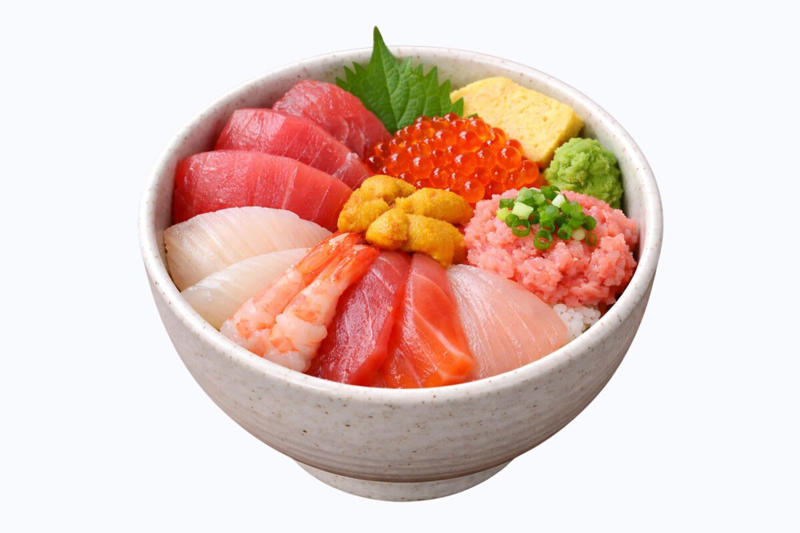 【考察】ツーリング飯の定番「海鮮丼」 なぜワクワクしなくなった？, 【海鮮丼の「見た目」問題】, 【派手なくせに、没個性】, 【「結局、平均点に収束する味」問題】, 【そもそも海鮮丼のはじまりは…？】, 【距離と時間は正義で正直】