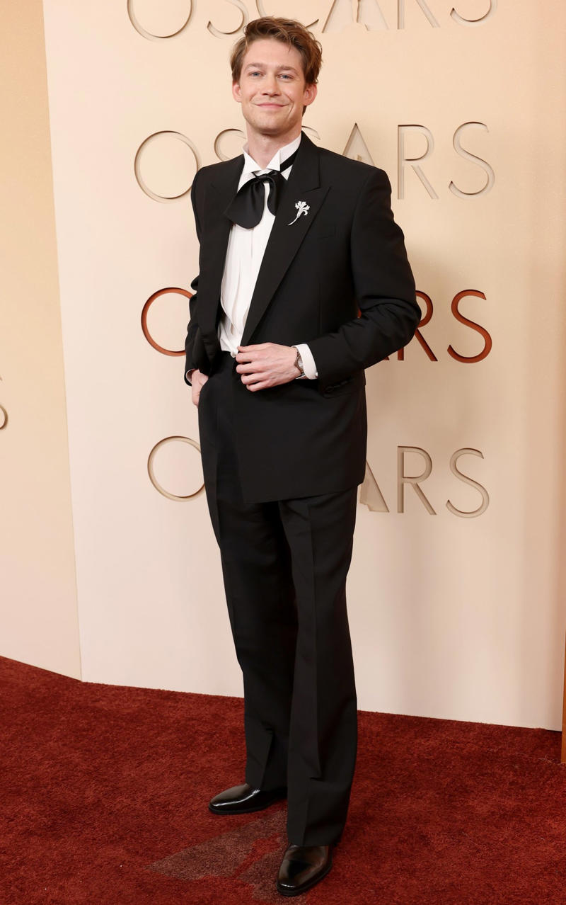 Joe Alwyn Oscars 2026, Jane Fonda, Sarah Pidgeon in Calvin Klein, Olivia Rodrigo in Saint Laurent, Naomi Watts in Balenciaga, Monica Lewinsky in Oscar de la Renta, Kim Kardashian in Gucci, Wendi Deng Murdoch and Grace Murdoch, Minnie Driver, Nicole Kidman, Marisa Abela in Revolve, Zoe Saldana in Saint Laurent, Helen Hunt in Stella McCartney, Hailey Bieber in Giorgio Armani, Kaia Gerber in Givenchy, Colman Domingo in Jacquemus, Philippine Leroy-Beaulieu, Sir Mick Jagger and Melanie Hamrick, Jeff Goldblum and Emilie Livingston in ERL Artisanal, Cara Delevingne in Thom Browne, Karlie Kloss in Gucci, Anjelica Huston, Sarah Paulson and Holland Taylor, Leslie Mann, Meg Ryan, Lauren Sanchez Bezos and Jeff Bezos, Tracee Ellis Ross in Marine Serre, Dree Hemingway in Conner Ives, Isla Fisher in Yara Shoemaker, Jessica Alba in Tamara Ralph, Kris Jenner in vintage Valentino, Rachel Sennott in Balenciaga, Dua Lipa and Callum Turner, Kristen Wiig in Monse, Elle and Dakota Fanning, Simone Ashley, Laura Harrier in Gucci, Kendall Jenner in Chanel, Grace Gummer, Mamie Gummer, Louisa Jacobson in Khaite, Suki Waterhouse and Robert Pattinson, Rita Ora in Tamara Ralph, Jessie Buckley in Chanel, Nicole Kidman in Chanel, Rose Byrne in Dior, Teyana Taylor in Chanel, Renate Reinsve in Louis Vuitton, Timothée Chalamet in Givenchy, Kylie Jenner in Schiaparelli, Demi Moore in Gucci, Gwyneth Paltrow in Armani Privé, Michael B. Jordan in Louis Vuitton, Zendaya and Robert Pattinson, Emma Stone in Louis Vuitton, Kate Hudson and Goldie Hawn, Chase Infiniti in Louis Vuitton, Felicity Jones in Prada, Anne Hathaway in Valentino, Odessa A’zion in Valentino, Wunmi Mosaku in Louis Vuitton, Elle Fanning in Givenchy, Kirsten Dunst and Jesse Plemons, Amy Madigan in Dior, Zoe Saldaña in Saint Laurent, Mia Goth in Dior, Paul Mescal and Gracie Abrams, Inga Ibsdotter Lilleaas in Loewe, Mikey Madison in Dior, Rachel McAdams in Alberta Ferretti, Mckenna Grace, Pedro Pascal in Chanel, Barbie Ferreira in GapStudio, Adrien Brody in Gucci, Jacob Elordi in Bottega Veneta, Charithra Chandran in Miss Sohee, EJAE in Dior, Audrey Nuna in Thom Browne, Rei Ami in Rahul Mishra, Huma Abedin and Anna Wintour, Leonardo DiCaprio in Dior, Kate Hawley, Damson Idris in Prada, Sigourney Weaver in Valentino, Alana Haim in Louis Vuitton, Heidi Klum, Hudson Williams in Balenciaga, Alicia Silverstone, Channing Tatum in Versace, Kathy Bates, Chloe Zhao, Joel Edgerton, Misty Copeland in David Koma, Maya Rudolph in Chanel, Ava DuVernay in Louis Vuitton, Anna Wintour, Benicio Del Toro in Giorgio Armani, Usher in Giuliva Heritage, Melissa McCarthy, Jack O’Connell in Dunhill, Lola Kirke in Simone Rocha, Fran Drescher in Ami, Jason Bateman in Dunhill, Ariana Greenblatt in John Galliano, Stellan Skarsgård, Kristen Wiig in Elie Saab, Jacobi Jupe, Kieran Culkin in Paul Smith, Nick Jonas and Priyanka Chopra Jonas, Wagner Moura in Zegna, Conan O’Brien, Vicky Krieps in Bottega Veneta, Ethan Hawke, Shaboozey in Campillo, Spike Lee, Joe Alwyn in Valentino, Kevin O’Leary, Ryan Destiny in Ami, Javier Bardem, Mark Strong in Giorgio Armani, Felix Kammerer in Saint Laurent, Ginnifer Goodwin in Monse, Susie and Nick Cave, Amelia Dimoldenberg in Ralph Lauren, Manu Rios in Saint Laurent