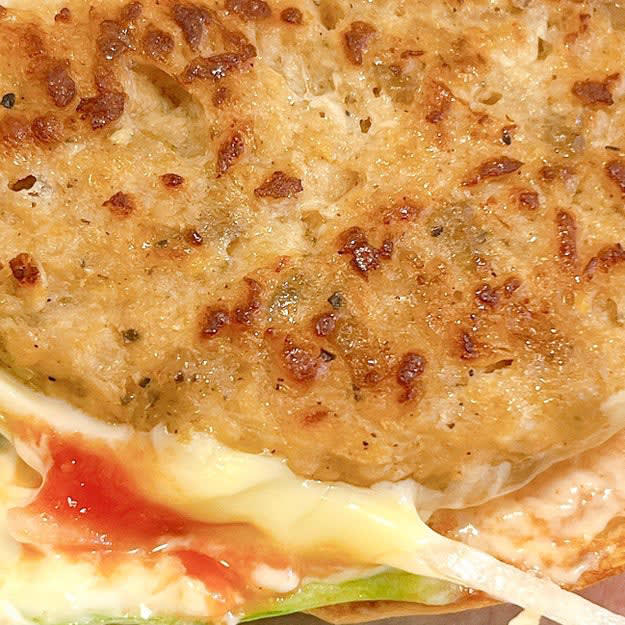 バーガーキングとモスバーガーでは、カロリー控えめな「モーニングメニュー」を販売中です。, 1.バーガーキング「チーズバーガーコンビ」, ビーフパティは炭火の香ばしさが感じられます。, ソースの酸味がクセになる！, 2.モスバーガー「モーニング野菜チーズバーガー」, お肉と野菜のバランスがばつぐん！, どの野菜もみずみずしくて感動します。, 3.モスバーガー「ソイモーニング野菜チーズバーガー」, ソイパティは、“大豆っぽさ”がなくて食べやすい。, フレッシュな野菜も存在感ばつぐんです。