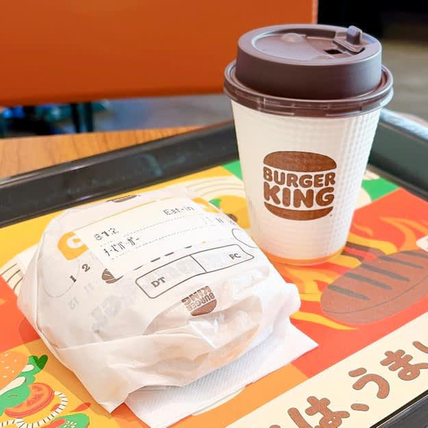 バーガーキングとモスバーガーでは、カロリー控えめな「モーニングメニュー」を販売中です。, 1.バーガーキング「チーズバーガーコンビ」, ビーフパティは炭火の香ばしさが感じられます。, ソースの酸味がクセになる！, 2.モスバーガー「モーニング野菜チーズバーガー」, お肉と野菜のバランスがばつぐん！, どの野菜もみずみずしくて感動します。, 3.モスバーガー「ソイモーニング野菜チーズバーガー」, ソイパティは、“大豆っぽさ”がなくて食べやすい。, フレッシュな野菜も存在感ばつぐんです。