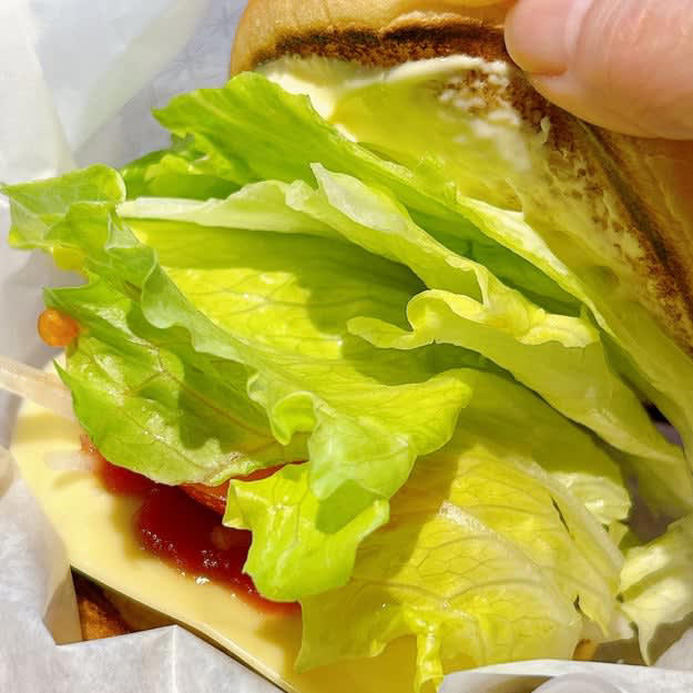 バーガーキングとモスバーガーでは、カロリー控えめな「モーニングメニュー」を販売中です。, 1.バーガーキング「チーズバーガーコンビ」, ビーフパティは炭火の香ばしさが感じられます。, ソースの酸味がクセになる！, 2.モスバーガー「モーニング野菜チーズバーガー」, お肉と野菜のバランスがばつぐん！, どの野菜もみずみずしくて感動します。, 3.モスバーガー「ソイモーニング野菜チーズバーガー」, ソイパティは、“大豆っぽさ”がなくて食べやすい。, フレッシュな野菜も存在感ばつぐんです。
