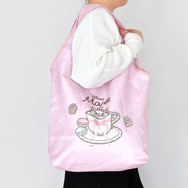 ススリーピーでは、ディズニーにありそうな「大容量エコバッグ」を販売中です。, かわいいマリーちゃんがデザインされた、大容量エコバッグです。, 2Lペットボトルが3本も入りました！, まとめ買いの荷物もしっかり入ります！, 保冷もできて実用的です。, 持ち手の幅が広く、持ちやすい！, 折りたたむとコンパクトになるから、持ち歩きが簡単！, お買い物が楽しくなるエコバッグでした！, ディズニーのエコバッグなら、キャンドゥの「ディズニー／チップ＆デール エコバッグ」もおすすめです。, 容量たっぷりで心強い！かさばる飲料や食材を、まとめて入れられました。