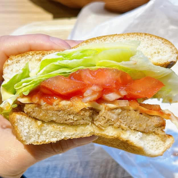 バーガーキングとモスバーガーでは、カロリー控えめな「モーニングメニュー」を販売中です。, 1.バーガーキング「チーズバーガーコンビ」, ビーフパティは炭火の香ばしさが感じられます。, ソースの酸味がクセになる！, 2.モスバーガー「モーニング野菜チーズバーガー」, お肉と野菜のバランスがばつぐん！, どの野菜もみずみずしくて感動します。, 3.モスバーガー「ソイモーニング野菜チーズバーガー」, ソイパティは、“大豆っぽさ”がなくて食べやすい。, フレッシュな野菜も存在感ばつぐんです。