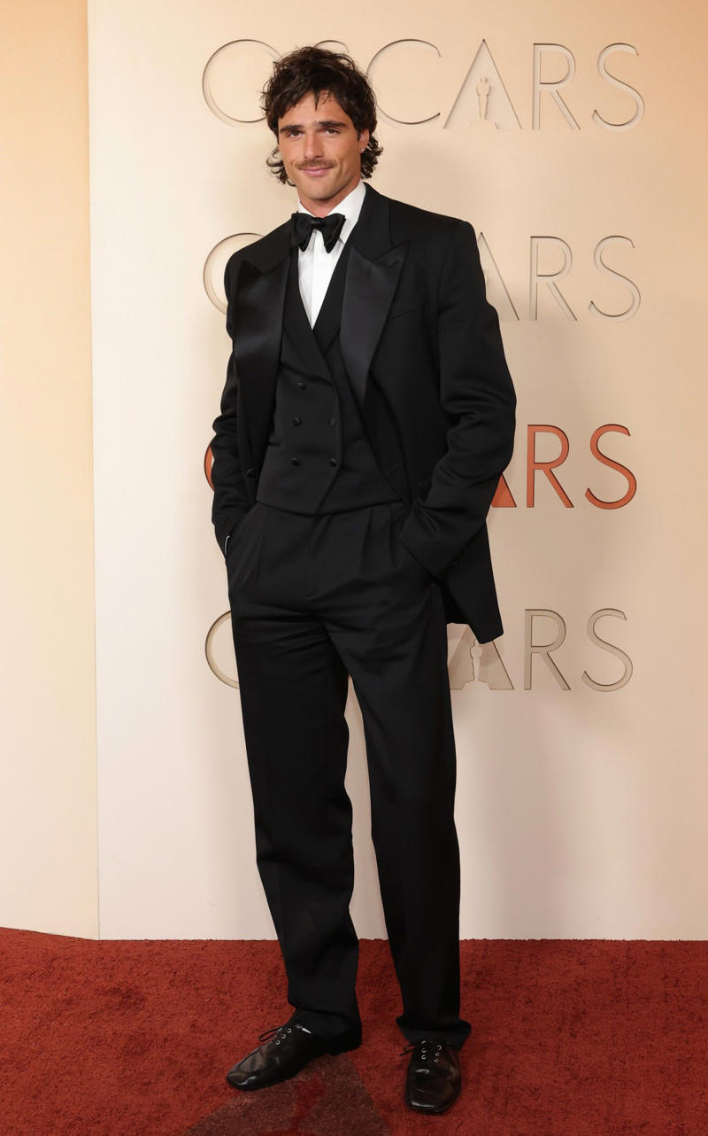 Jacob Elordi Oscars 2026, Jane Fonda, Sarah Pidgeon in Calvin Klein, Olivia Rodrigo in Saint Laurent, Naomi Watts in Balenciaga, Monica Lewinsky in Oscar de la Renta, Kim Kardashian in Gucci, Wendi Deng Murdoch and Grace Murdoch, Minnie Driver, Nicole Kidman, Marisa Abela in Revolve, Zoe Saldana in Saint Laurent, Helen Hunt in Stella McCartney, Hailey Bieber in Giorgio Armani, Kaia Gerber in Givenchy, Colman Domingo in Jacquemus, Philippine Leroy-Beaulieu, Sir Mick Jagger and Melanie Hamrick, Jeff Goldblum and Emilie Livingston in ERL Artisanal, Cara Delevingne in Thom Browne, Karlie Kloss in Gucci, Anjelica Huston, Sarah Paulson and Holland Taylor, Leslie Mann, Meg Ryan, Lauren Sanchez Bezos and Jeff Bezos, Tracee Ellis Ross in Marine Serre, Dree Hemingway in Conner Ives, Isla Fisher in Yara Shoemaker, Jessica Alba in Tamara Ralph, Kris Jenner in vintage Valentino, Rachel Sennott in Balenciaga, Dua Lipa and Callum Turner, Kristen Wiig in Monse, Elle and Dakota Fanning, Simone Ashley, Laura Harrier in Gucci, Kendall Jenner in Chanel, Grace Gummer, Mamie Gummer, Louisa Jacobson in Khaite, Suki Waterhouse and Robert Pattinson, Rita Ora in Tamara Ralph, Jessie Buckley in Chanel, Nicole Kidman in Chanel, Rose Byrne in Dior, Teyana Taylor in Chanel, Renate Reinsve in Louis Vuitton, Timothée Chalamet in Givenchy, Kylie Jenner in Schiaparelli, Demi Moore in Gucci, Gwyneth Paltrow in Armani Privé, Michael B. Jordan in Louis Vuitton, Zendaya and Robert Pattinson, Emma Stone in Louis Vuitton, Kate Hudson and Goldie Hawn, Chase Infiniti in Louis Vuitton, Felicity Jones in Prada, Anne Hathaway in Valentino, Odessa A’zion in Valentino, Wunmi Mosaku in Louis Vuitton, Elle Fanning in Givenchy, Kirsten Dunst and Jesse Plemons, Amy Madigan in Dior, Zoe Saldaña in Saint Laurent, Mia Goth in Dior, Paul Mescal and Gracie Abrams, Inga Ibsdotter Lilleaas in Loewe, Mikey Madison in Dior, Rachel McAdams in Alberta Ferretti, Mckenna Grace, Pedro Pascal in Chanel, Barbie Ferreira in GapStudio, Adrien Brody in Gucci, Jacob Elordi in Bottega Veneta, Charithra Chandran in Miss Sohee, EJAE in Dior, Audrey Nuna in Thom Browne, Rei Ami in Rahul Mishra, Huma Abedin and Anna Wintour, Leonardo DiCaprio in Dior, Kate Hawley, Damson Idris in Prada, Sigourney Weaver in Valentino, Alana Haim in Louis Vuitton, Heidi Klum, Hudson Williams in Balenciaga, Alicia Silverstone, Channing Tatum in Versace, Kathy Bates, Chloe Zhao, Joel Edgerton, Misty Copeland in David Koma, Maya Rudolph in Chanel, Ava DuVernay in Louis Vuitton, Anna Wintour, Benicio Del Toro in Giorgio Armani, Usher in Giuliva Heritage, Melissa McCarthy, Jack O’Connell in Dunhill, Lola Kirke in Simone Rocha, Fran Drescher in Ami, Jason Bateman in Dunhill, Ariana Greenblatt in John Galliano, Stellan Skarsgård, Kristen Wiig in Elie Saab, Jacobi Jupe, Kieran Culkin in Paul Smith, Nick Jonas and Priyanka Chopra Jonas, Wagner Moura in Zegna, Conan O’Brien, Vicky Krieps in Bottega Veneta, Ethan Hawke, Shaboozey in Campillo, Spike Lee, Joe Alwyn in Valentino, Kevin O’Leary, Ryan Destiny in Ami, Javier Bardem, Mark Strong in Giorgio Armani, Felix Kammerer in Saint Laurent, Ginnifer Goodwin in Monse, Susie and Nick Cave, Amelia Dimoldenberg in Ralph Lauren, Manu Rios in Saint Laurent