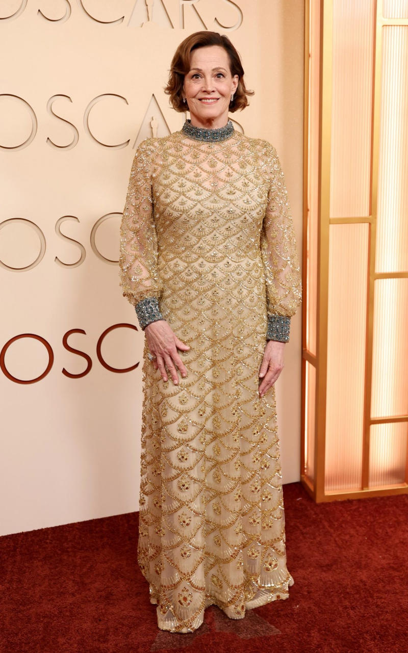 Sigourney Weaver Oscars 2026, Jane Fonda, Sarah Pidgeon in Calvin Klein, Olivia Rodrigo in Saint Laurent, Naomi Watts in Balenciaga, Monica Lewinsky in Oscar de la Renta, Kim Kardashian in Gucci, Wendi Deng Murdoch and Grace Murdoch, Minnie Driver, Nicole Kidman, Marisa Abela in Revolve, Zoe Saldana in Saint Laurent, Helen Hunt in Stella McCartney, Hailey Bieber in Giorgio Armani, Kaia Gerber in Givenchy, Colman Domingo in Jacquemus, Philippine Leroy-Beaulieu, Sir Mick Jagger and Melanie Hamrick, Jeff Goldblum and Emilie Livingston in ERL Artisanal, Cara Delevingne in Thom Browne, Karlie Kloss in Gucci, Anjelica Huston, Sarah Paulson and Holland Taylor, Leslie Mann, Meg Ryan, Lauren Sanchez Bezos and Jeff Bezos, Tracee Ellis Ross in Marine Serre, Dree Hemingway in Conner Ives, Isla Fisher in Yara Shoemaker, Jessica Alba in Tamara Ralph, Kris Jenner in vintage Valentino, Rachel Sennott in Balenciaga, Dua Lipa and Callum Turner, Kristen Wiig in Monse, Elle and Dakota Fanning, Simone Ashley, Laura Harrier in Gucci, Kendall Jenner in Chanel, Grace Gummer, Mamie Gummer, Louisa Jacobson in Khaite, Suki Waterhouse and Robert Pattinson, Rita Ora in Tamara Ralph, Jessie Buckley in Chanel, Nicole Kidman in Chanel, Rose Byrne in Dior, Teyana Taylor in Chanel, Renate Reinsve in Louis Vuitton, Timothée Chalamet in Givenchy, Kylie Jenner in Schiaparelli, Demi Moore in Gucci, Gwyneth Paltrow in Armani Privé, Michael B. Jordan in Louis Vuitton, Zendaya and Robert Pattinson, Emma Stone in Louis Vuitton, Kate Hudson and Goldie Hawn, Chase Infiniti in Louis Vuitton, Felicity Jones in Prada, Anne Hathaway in Valentino, Odessa A’zion in Valentino, Wunmi Mosaku in Louis Vuitton, Elle Fanning in Givenchy, Kirsten Dunst and Jesse Plemons, Amy Madigan in Dior, Zoe Saldaña in Saint Laurent, Mia Goth in Dior, Paul Mescal and Gracie Abrams, Inga Ibsdotter Lilleaas in Loewe, Mikey Madison in Dior, Rachel McAdams in Alberta Ferretti, Mckenna Grace, Pedro Pascal in Chanel, Barbie Ferreira in GapStudio, Adrien Brody in Gucci, Jacob Elordi in Bottega Veneta, Charithra Chandran in Miss Sohee, EJAE in Dior, Audrey Nuna in Thom Browne, Rei Ami in Rahul Mishra, Huma Abedin and Anna Wintour, Leonardo DiCaprio in Dior, Kate Hawley, Damson Idris in Prada, Sigourney Weaver in Valentino, Alana Haim in Louis Vuitton, Heidi Klum, Hudson Williams in Balenciaga, Alicia Silverstone, Channing Tatum in Versace, Kathy Bates, Chloe Zhao, Joel Edgerton, Misty Copeland in David Koma, Maya Rudolph in Chanel, Ava DuVernay in Louis Vuitton, Anna Wintour, Benicio Del Toro in Giorgio Armani, Usher in Giuliva Heritage, Melissa McCarthy, Jack O’Connell in Dunhill, Lola Kirke in Simone Rocha, Fran Drescher in Ami, Jason Bateman in Dunhill, Ariana Greenblatt in John Galliano, Stellan Skarsgård, Kristen Wiig in Elie Saab, Jacobi Jupe, Kieran Culkin in Paul Smith, Nick Jonas and Priyanka Chopra Jonas, Wagner Moura in Zegna, Conan O’Brien, Vicky Krieps in Bottega Veneta, Ethan Hawke, Shaboozey in Campillo, Spike Lee, Joe Alwyn in Valentino, Kevin O’Leary, Ryan Destiny in Ami, Javier Bardem, Mark Strong in Giorgio Armani, Felix Kammerer in Saint Laurent, Ginnifer Goodwin in Monse, Susie and Nick Cave, Amelia Dimoldenberg in Ralph Lauren, Manu Rios in Saint Laurent