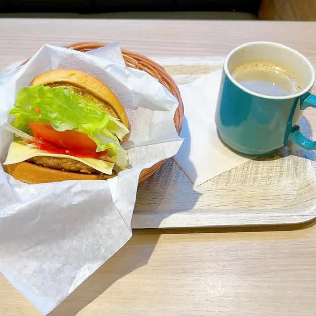バーガーキングとモスバーガーでは、カロリー控えめな「モーニングメニュー」を販売中です。, 1.バーガーキング「チーズバーガーコンビ」, ビーフパティは炭火の香ばしさが感じられます。, ソースの酸味がクセになる！, 2.モスバーガー「モーニング野菜チーズバーガー」, お肉と野菜のバランスがばつぐん！, どの野菜もみずみずしくて感動します。, 3.モスバーガー「ソイモーニング野菜チーズバーガー」, ソイパティは、“大豆っぽさ”がなくて食べやすい。, フレッシュな野菜も存在感ばつぐんです。