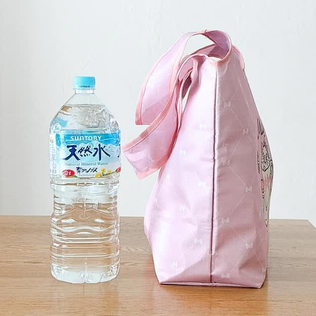 ススリーピーでは、ディズニーにありそうな「大容量エコバッグ」を販売中です。, かわいいマリーちゃんがデザインされた、大容量エコバッグです。, 2Lペットボトルが3本も入りました！, まとめ買いの荷物もしっかり入ります！, 保冷もできて実用的です。, 持ち手の幅が広く、持ちやすい！, 折りたたむとコンパクトになるから、持ち歩きが簡単！, お買い物が楽しくなるエコバッグでした！, ディズニーのエコバッグなら、キャンドゥの「ディズニー／チップ＆デール エコバッグ」もおすすめです。, 容量たっぷりで心強い！かさばる飲料や食材を、まとめて入れられました。