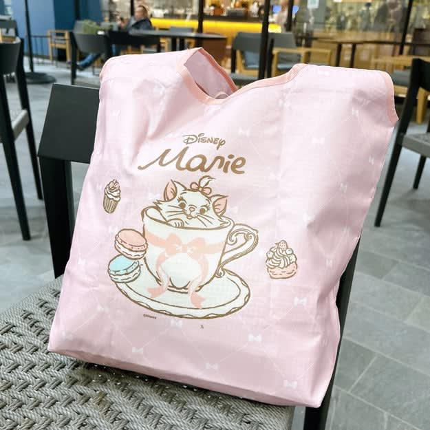 ススリーピーでは、ディズニーにありそうな「大容量エコバッグ」を販売中です。, かわいいマリーちゃんがデザインされた、大容量エコバッグです。, 2Lペットボトルが3本も入りました！, まとめ買いの荷物もしっかり入ります！, 保冷もできて実用的です。, 持ち手の幅が広く、持ちやすい！, 折りたたむとコンパクトになるから、持ち歩きが簡単！, お買い物が楽しくなるエコバッグでした！, ディズニーのエコバッグなら、キャンドゥの「ディズニー／チップ＆デール エコバッグ」もおすすめです。, 容量たっぷりで心強い！かさばる飲料や食材を、まとめて入れられました。
