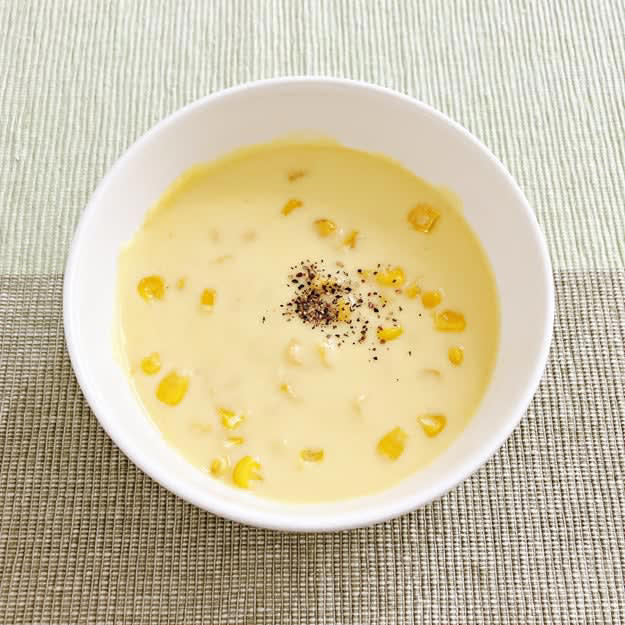 ロイヤルホストでは、甘みとコクがたっぷりの「絶品コーンポタージュ」を販売中です。, ポタージュは、凍った状態でパックに入っています。, 電子レンジ600Wで（約）3分、袋のまま温めれば完成します。, コーンの旨みがたっぷりです。, アレンジを楽しむのもおすすめ！, 短時間で手間なく作れるので、忙しい朝の一品にもぴったりです。, お家で楽しめるフードなら、無印良品の「１／３日分の野菜を使った雑穀ごはん スパイスチキンと彩りサラダ」もおすすめ。, キヌアはプチッとした食感がクセになる。