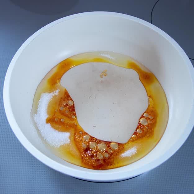 フライパンで簡単！ 「カラメルパイナップルケーキ」, レシピの基本情報：, ① ボウルに【A】を入れて混ぜ合わせる。, ② フライパンにグラニュー糖を入れて中火にかけ、カラメル色になったらバターを加えて混ぜる。パイナップルを敷き詰める。, ③ ①を流し入れ、ふたをして弱火で10分程焼く。お皿の上に裏返して置いたら、完成！