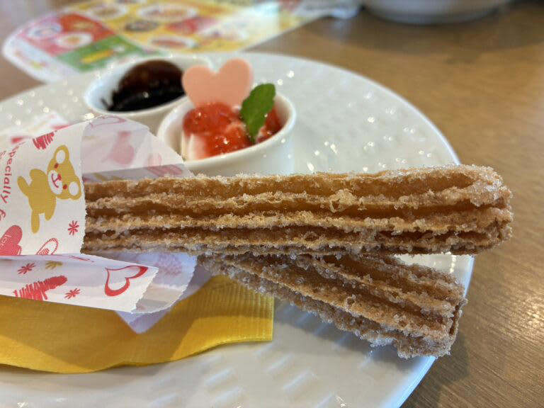 娘の大好物！チュロススイーツを食べに行ってきました, 揚げたてチュロス×2本の豪華プレート！, クーポン利用で390円！お手頃なのも嬉しい, 本当はパパとも来たかったけど…女子会も楽しい！, ココスの期間限定スイーツは見逃せない！, 店舗情報（訪問店）