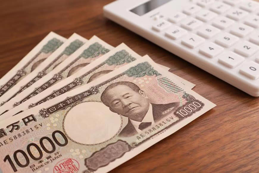 公的年金のしくみ, 1階部分：国民年金（基礎年金）, 2階部分：《厚生年金》, 2026年度の年金額は「増額」が決定、6月振込分から, 【老齢年金】「厚生年金」と「国民年金」いまのシニア世代の平均年金月額はいくら？, 年金にプラスして支給される「年金生活者支援給付金」とは？, 「年金生活者支援給付金」給付基準額はひと月いくら？, 「年金生活者支援給付金」支給要件は？, 「老齢年金生活者支援給付金」支給対象, 「年金生活者支援給付金」手続き方法は？, 【毎年9月に順次送付】すでに年金受給中の人に「緑の封筒が届いたら」, 手続きは毎年必要？