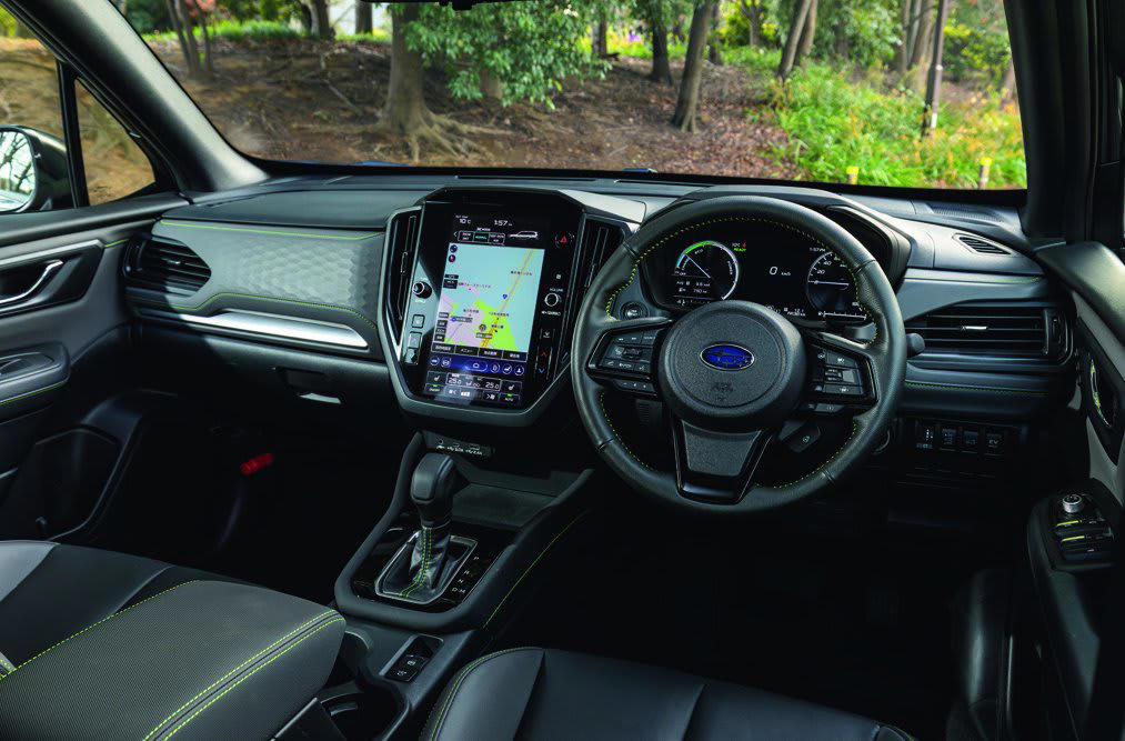 敢えて燃費を追いすぎない！個性と快楽の新ハイブリッドSUV, Point1 トヨタTHS Ⅱを応用した走りと快楽のスバル流ハイブリッド, Point2 スバルらしくないほど上質さを追求したインテリア, Point3 ラゲッジ容量は約500Lでアイサイトも着実に進化