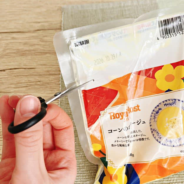 ロイヤルホストでは、甘みとコクがたっぷりの「絶品コーンポタージュ」を販売中です。, ポタージュは、凍った状態でパックに入っています。, 電子レンジ600Wで（約）3分、袋のまま温めれば完成します。, コーンの旨みがたっぷりです。, アレンジを楽しむのもおすすめ！, 短時間で手間なく作れるので、忙しい朝の一品にもぴったりです。, お家で楽しめるフードなら、無印良品の「１／３日分の野菜を使った雑穀ごはん スパイスチキンと彩りサラダ」もおすすめ。, キヌアはプチッとした食感がクセになる。