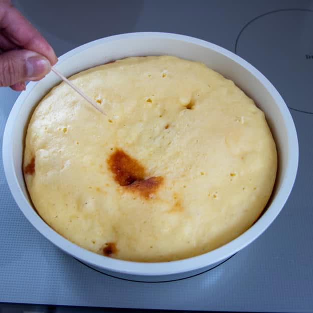 フライパンで簡単！ 「カラメルパイナップルケーキ」, レシピの基本情報：, ① ボウルに【A】を入れて混ぜ合わせる。, ② フライパンにグラニュー糖を入れて中火にかけ、カラメル色になったらバターを加えて混ぜる。パイナップルを敷き詰める。, ③ ①を流し入れ、ふたをして弱火で10分程焼く。お皿の上に裏返して置いたら、完成！