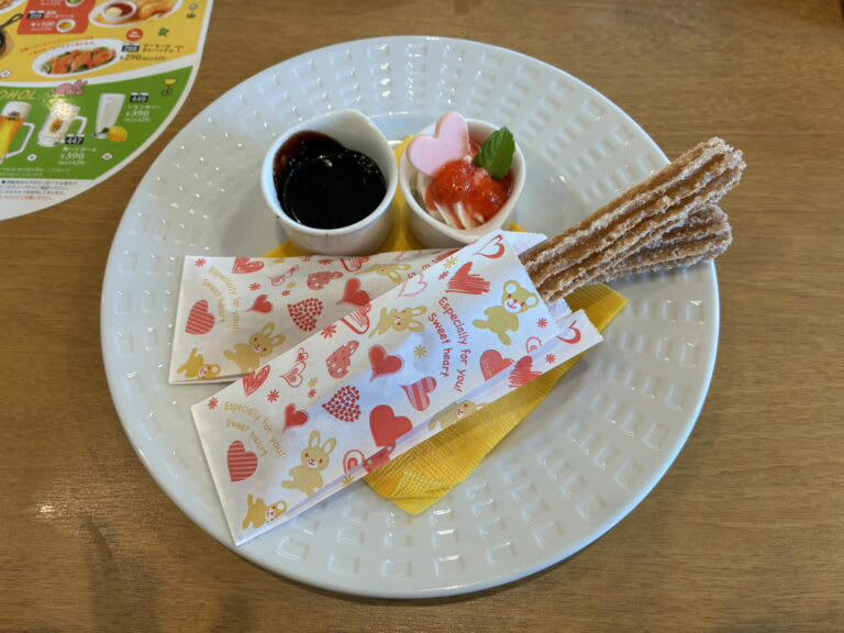 娘の大好物！チュロススイーツを食べに行ってきました, 揚げたてチュロス×2本の豪華プレート！, クーポン利用で390円！お手頃なのも嬉しい, 本当はパパとも来たかったけど…女子会も楽しい！, ココスの期間限定スイーツは見逃せない！, 店舗情報（訪問店）