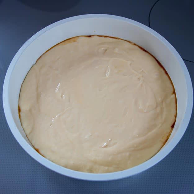 フライパンで簡単！ 「カラメルパイナップルケーキ」, レシピの基本情報：, ① ボウルに【A】を入れて混ぜ合わせる。, ② フライパンにグラニュー糖を入れて中火にかけ、カラメル色になったらバターを加えて混ぜる。パイナップルを敷き詰める。, ③ ①を流し入れ、ふたをして弱火で10分程焼く。お皿の上に裏返して置いたら、完成！
