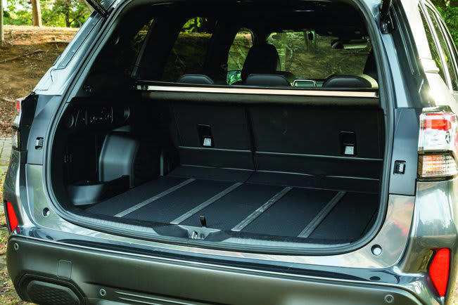 敢えて燃費を追いすぎない！個性と快楽の新ハイブリッドSUV, Point1 トヨタTHS Ⅱを応用した走りと快楽のスバル流ハイブリッド, Point2 スバルらしくないほど上質さを追求したインテリア, Point3 ラゲッジ容量は約500Lでアイサイトも着実に進化