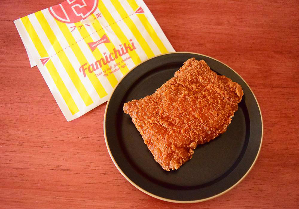 最も重量があるのはローソンのLチキ レッド, ファミリーマート「ファミチキ（レッド）」248円（税込）実食レポ, ローソン「Lチキ レッド」259円（税込）実食レポ, セブン-イレブン「ザクチキ（魅惑のうま辛）」250円（税込）実食レポ, 辛さを重視するならファミリーマート「ファミチキ（レッド）」がおすすめ