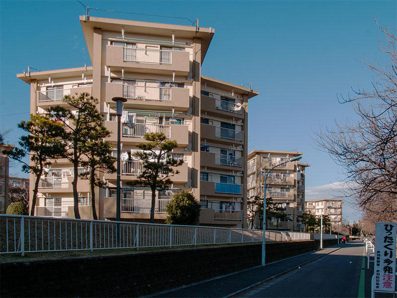 めくるめく団地の世界へようこそ！, 実は「団地」という言葉は幅が広いので、勝手に定義させていただきます, 団地界のアイドル「スターハウス住棟」をご覧ください！, 団地のタイプはまだまだ多彩。めくるめく団地ワールドにようこそ！, 時代が下って高層化した団地も、見どころがいっぱいです, 集合住宅好きながら戸建てへの誘惑も捨てきれない、背徳の「テラスハウス」