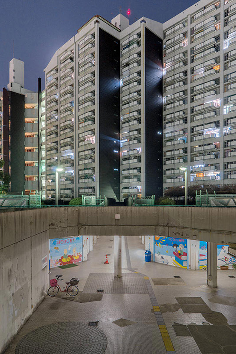 めくるめく団地の世界へようこそ！, 実は「団地」という言葉は幅が広いので、勝手に定義させていただきます, 団地界のアイドル「スターハウス住棟」をご覧ください！, 団地のタイプはまだまだ多彩。めくるめく団地ワールドにようこそ！, 時代が下って高層化した団地も、見どころがいっぱいです, 集合住宅好きながら戸建てへの誘惑も捨てきれない、背徳の「テラスハウス」