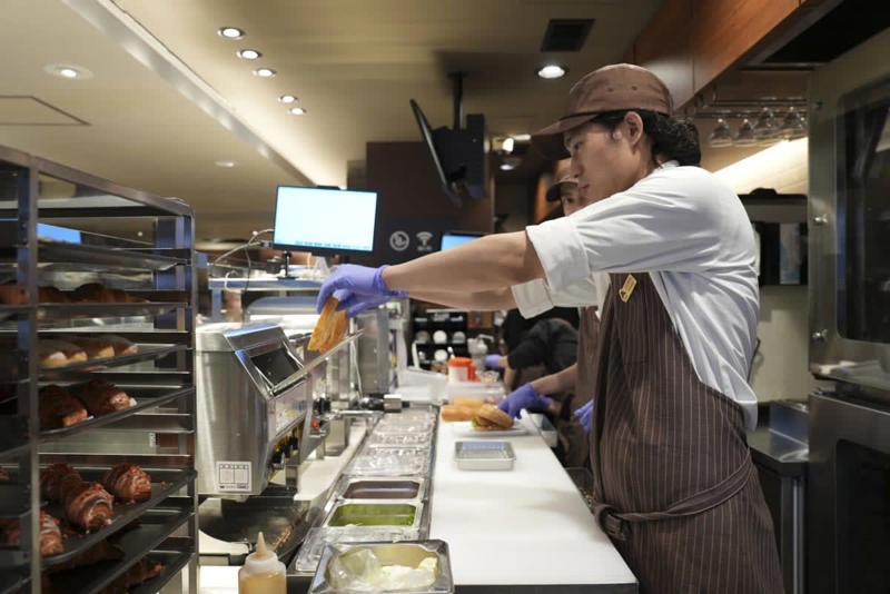 路面店ならではの開放感♡「日常に一番近い街角カフェ」に進化！, 新コンセプト「FFH」で叶う熱々出来立ての美味しさにノックアウト, できたてならではの美味しさが楽しめる新メニューをピックアップ！, プレミアムホットサンド BLT, THE ホットドッグ, 石窯カンパーニュサンド たっぷりタマゴ, たっぷりいちごを楽しめる期間限定「ICHIGO FES」メニューも要チェック♡, プレミアム ICHIGO チョコクロ, ICHIGO ミルフィーユパフェ with ハーゲンダッツ, ICHIGO ミルクスムージー with ハーゲンダッツ, 最新のサンマルクで春のムードをフルチャージ♡