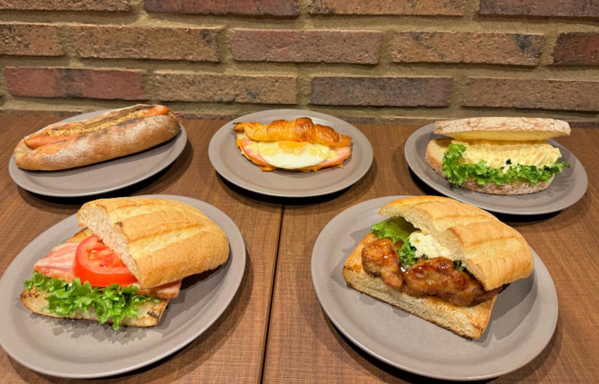 路面店ならではの開放感♡「日常に一番近い街角カフェ」に進化！, 新コンセプト「FFH」で叶う熱々出来立ての美味しさにノックアウト, できたてならではの美味しさが楽しめる新メニューをピックアップ！, プレミアムホットサンド BLT, THE ホットドッグ, 石窯カンパーニュサンド たっぷりタマゴ, たっぷりいちごを楽しめる期間限定「ICHIGO FES」メニューも要チェック♡, プレミアム ICHIGO チョコクロ, ICHIGO ミルフィーユパフェ with ハーゲンダッツ, ICHIGO ミルクスムージー with ハーゲンダッツ, 最新のサンマルクで春のムードをフルチャージ♡