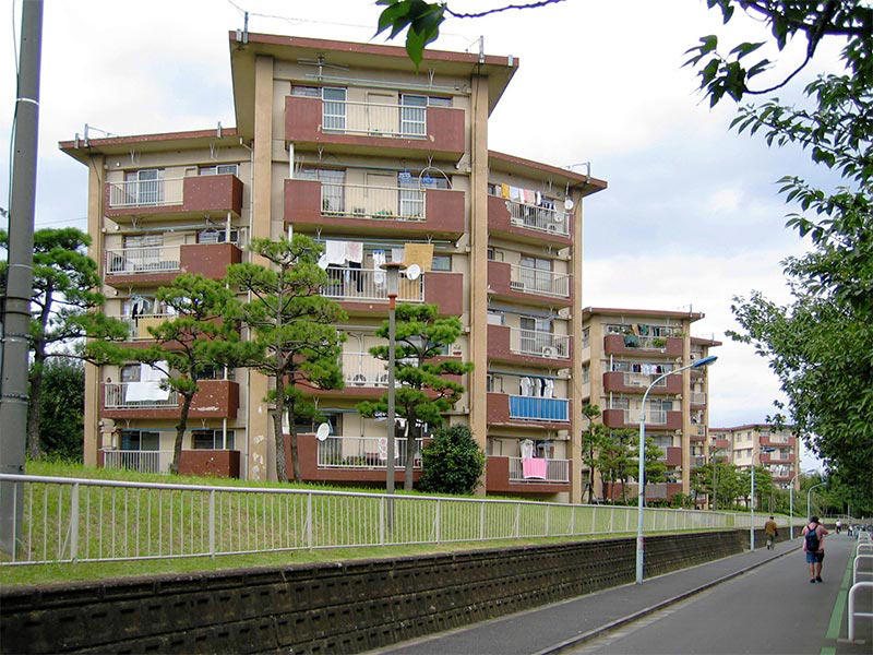 めくるめく団地の世界へようこそ！, 実は「団地」という言葉は幅が広いので、勝手に定義させていただきます, 団地界のアイドル「スターハウス住棟」をご覧ください！, 団地のタイプはまだまだ多彩。めくるめく団地ワールドにようこそ！, 時代が下って高層化した団地も、見どころがいっぱいです, 集合住宅好きながら戸建てへの誘惑も捨てきれない、背徳の「テラスハウス」