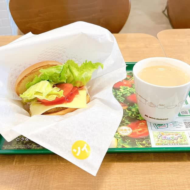 バーガーキングとモスバーガーでは、カロリー控えめな「モーニングメニュー」を販売中です。, 1.バーガーキング「チーズバーガーコンビ」, ビーフパティは炭火の香ばしさが感じられます。, ソースの酸味がクセになる！, 2.モスバーガー「モーニング野菜チーズバーガー」, お肉と野菜のバランスがばつぐん！, どの野菜もみずみずしくて感動します。, 3.モスバーガー「ソイモーニング野菜チーズバーガー」, ソイパティは、“大豆っぽさ”がなくて食べやすい。, フレッシュな野菜も存在感ばつぐんです。