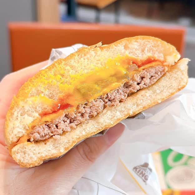 バーガーキングとモスバーガーでは、カロリー控えめな「モーニングメニュー」を販売中です。, 1.バーガーキング「チーズバーガーコンビ」, ビーフパティは炭火の香ばしさが感じられます。, ソースの酸味がクセになる！, 2.モスバーガー「モーニング野菜チーズバーガー」, お肉と野菜のバランスがばつぐん！, どの野菜もみずみずしくて感動します。, 3.モスバーガー「ソイモーニング野菜チーズバーガー」, ソイパティは、“大豆っぽさ”がなくて食べやすい。, フレッシュな野菜も存在感ばつぐんです。