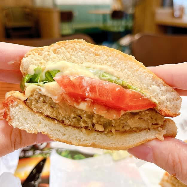 バーガーキングとモスバーガーでは、カロリー控えめな「モーニングメニュー」を販売中です。, 1.バーガーキング「チーズバーガーコンビ」, ビーフパティは炭火の香ばしさが感じられます。, ソースの酸味がクセになる！, 2.モスバーガー「モーニング野菜チーズバーガー」, お肉と野菜のバランスがばつぐん！, どの野菜もみずみずしくて感動します。, 3.モスバーガー「ソイモーニング野菜チーズバーガー」, ソイパティは、“大豆っぽさ”がなくて食べやすい。, フレッシュな野菜も存在感ばつぐんです。