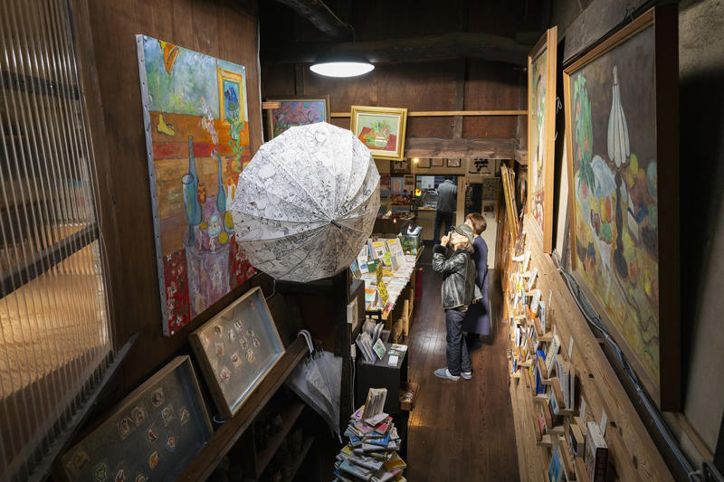 【1】元“魚屋さん”で街の人と憩う, お茶を手に魚と本でつながる人の輪『fish and books azumaya』, 【2】山崎製パンの聖地を巡礼！, ご当地ランチパックは水曜を狙うべし『ヤマザキプラザ市川店』, 【3】民藝の系譜を味わい倒す, 和み系雑貨と焼き菓子にほっこり『hana クッキーと本とくらし』, 【4】創作意欲が街をつくる, アートで変身し続ける商店街の一角『ギャラリーf』, 【5】神保町からやってきた老舗のロシア料理店, 市川流にロシアを楽しむ『ろしあ亭』, 【6】ここでしか味わえないお酒と出合う, ポツンと一軒酒屋でほろ酔う『ささ蔵 成桝』, 【7】アートなラビリンスを探検, 元銭湯を生かした秘密基地『アトリエ＊ローゼンホルツ』, まるごと迷宮の街をさまよう面白さ, モノもイベントも、のほほんと手作り